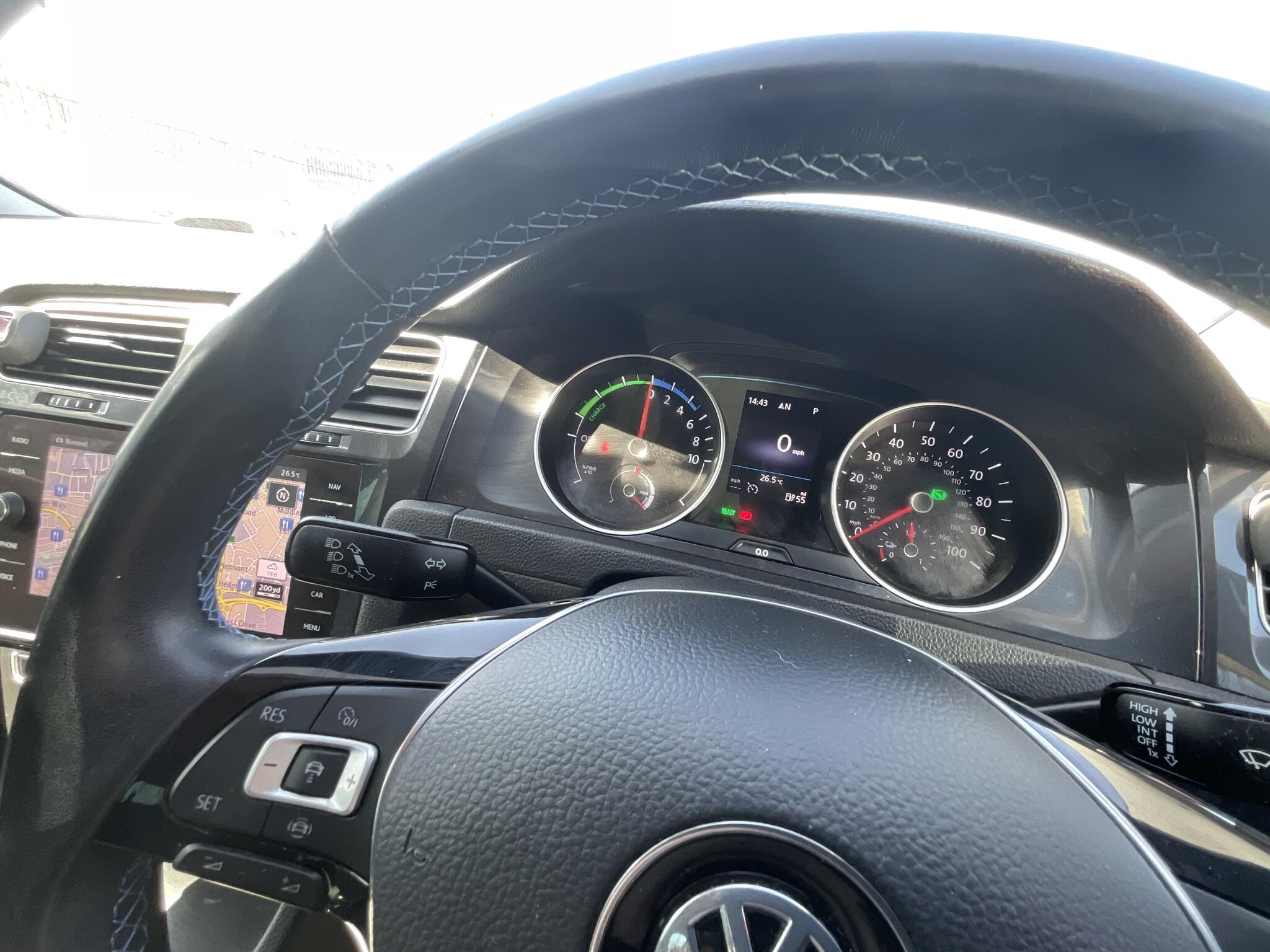Volkswagen e-Golf - Image 16