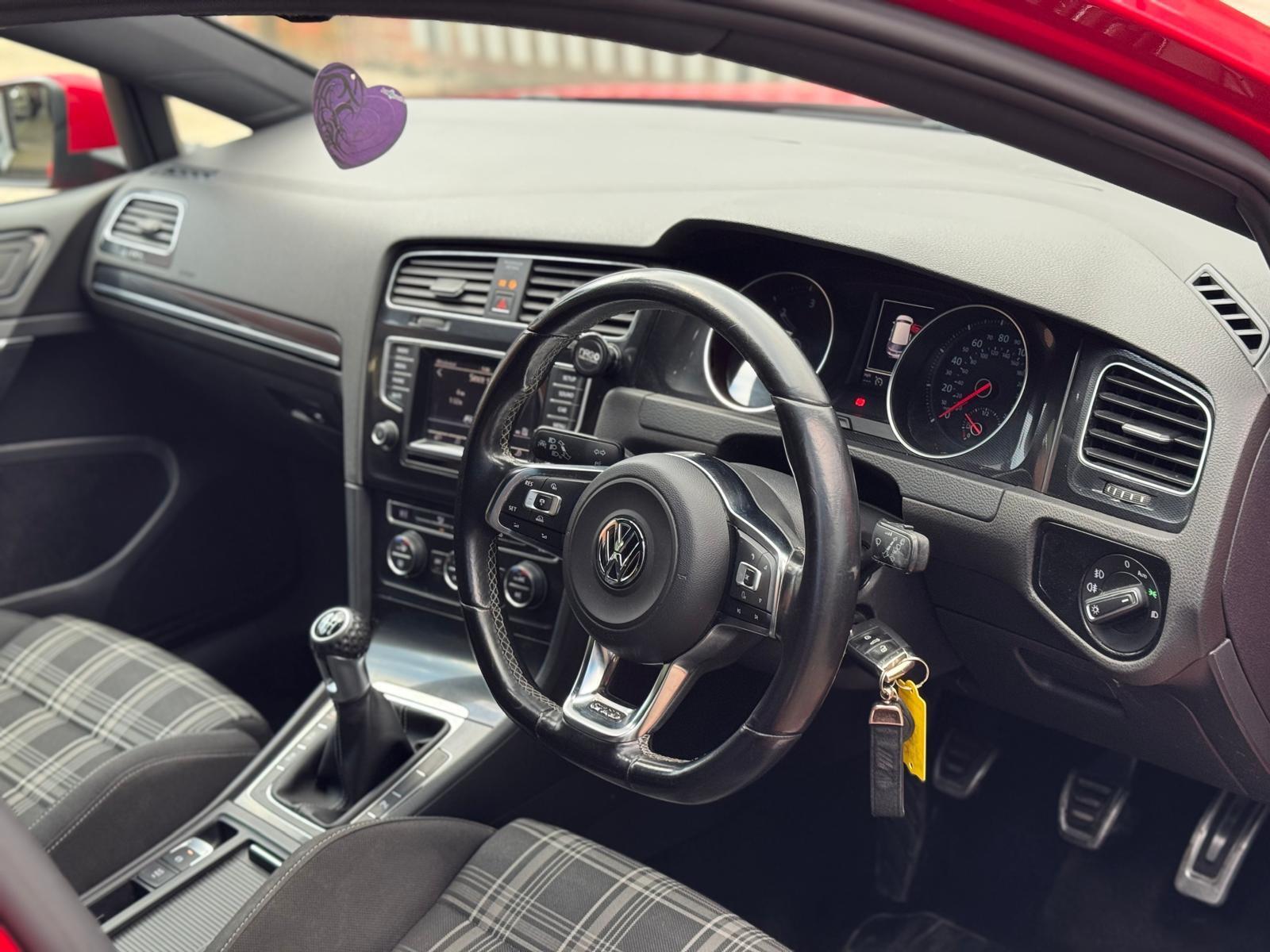 Volkswagen Golf - Image 23