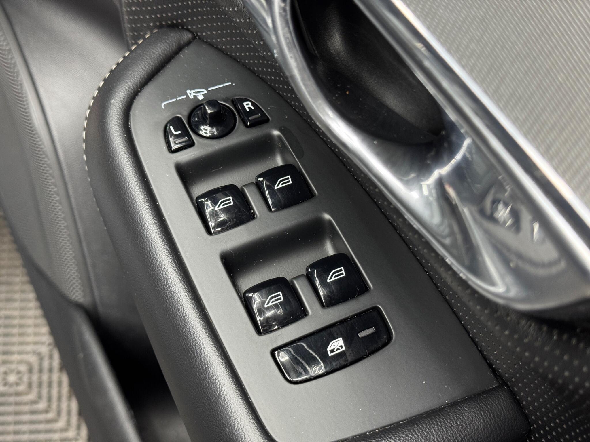 Volvo XC90 - Image 41