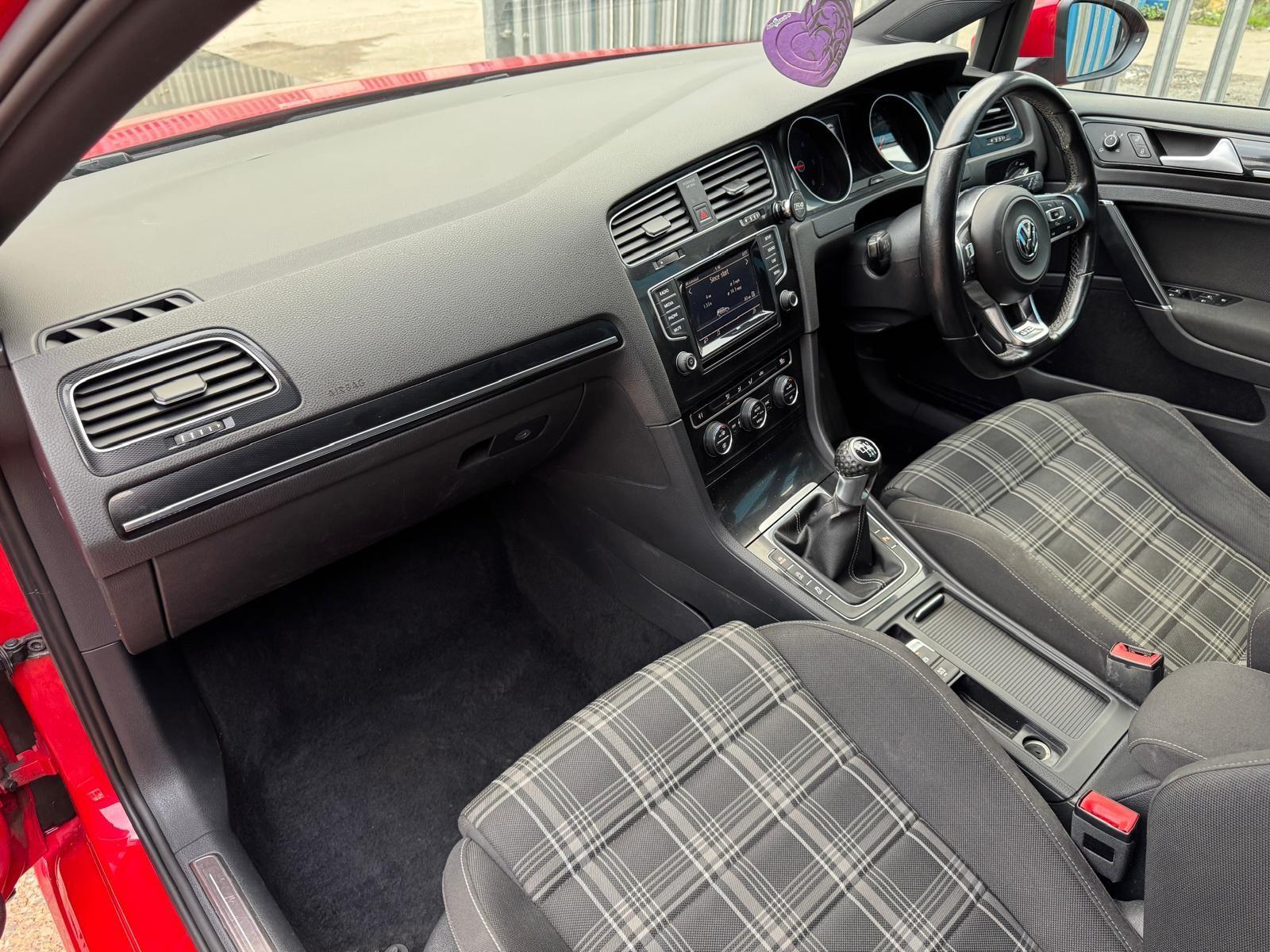 Volkswagen Golf - Image 30