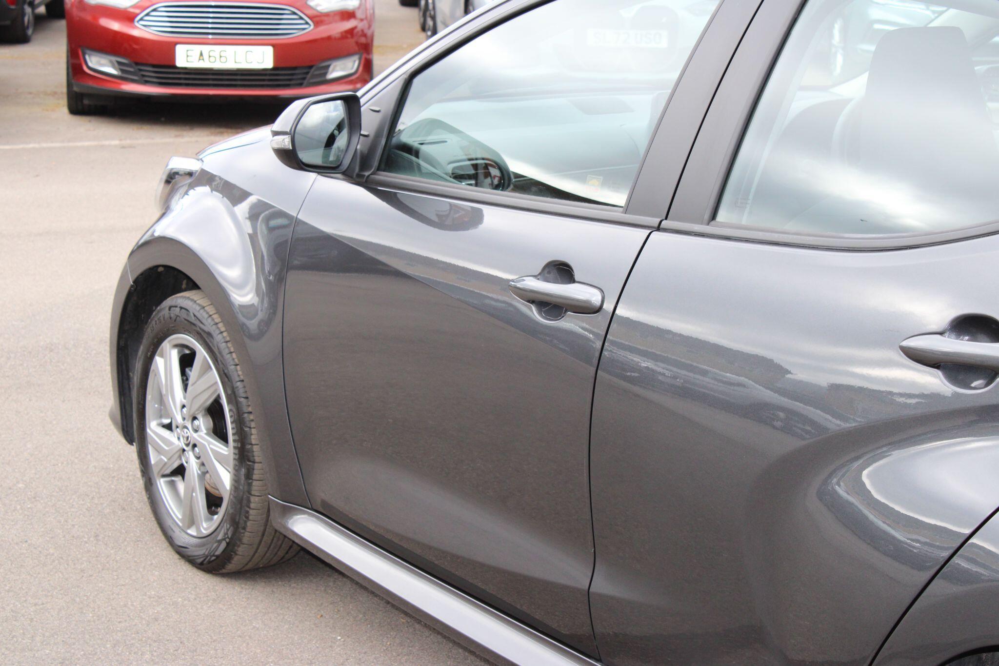 Toyota Yaris - Image 17