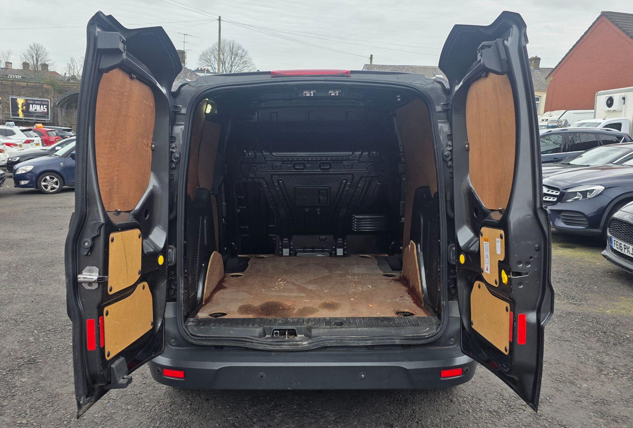 Ford Transit Connect - Image 18