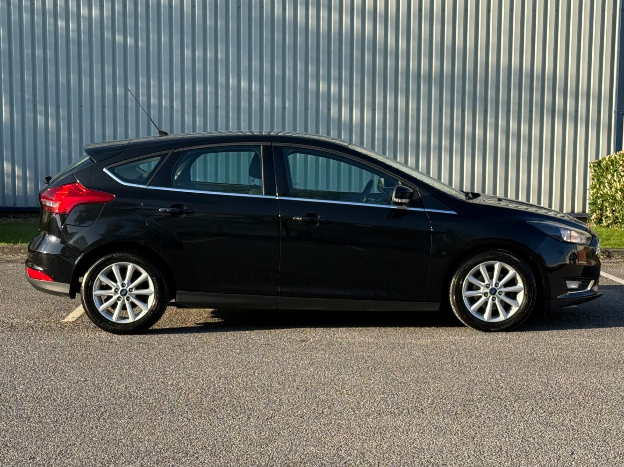 Ford Focus - Image 12