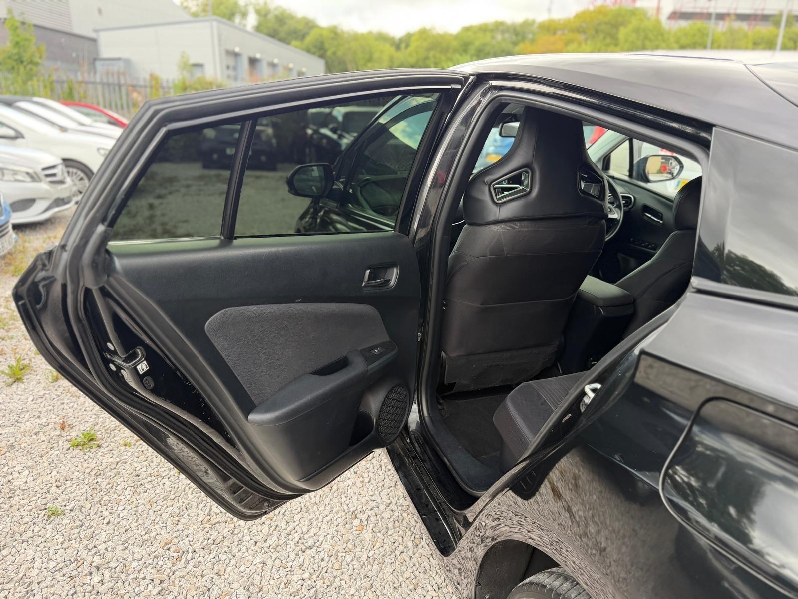 Toyota Prius - Image 11
