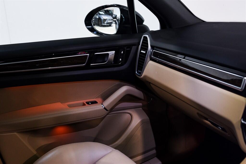 Porsche Cayenne - Image 27