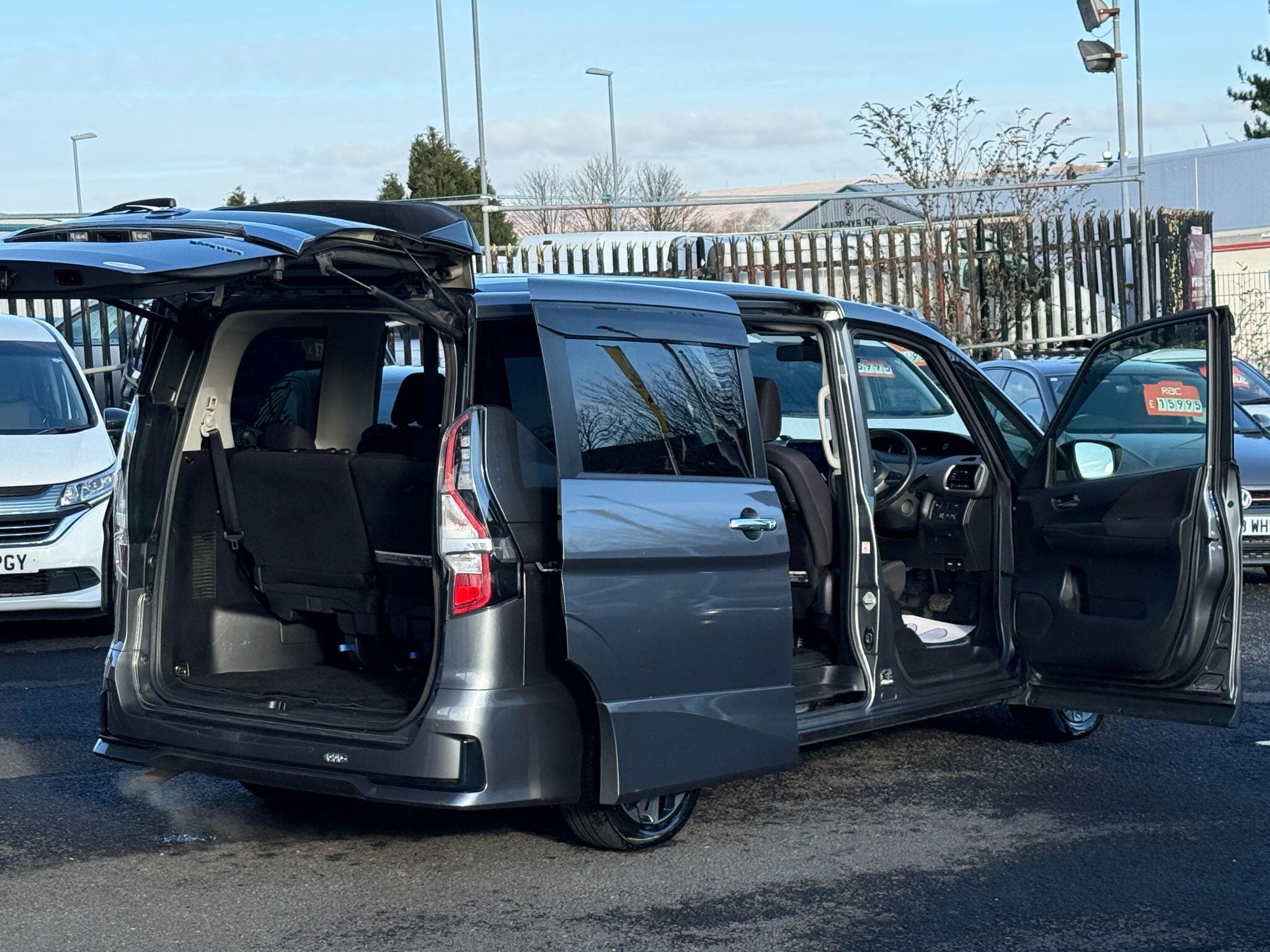 Nissan Serena - Image 2