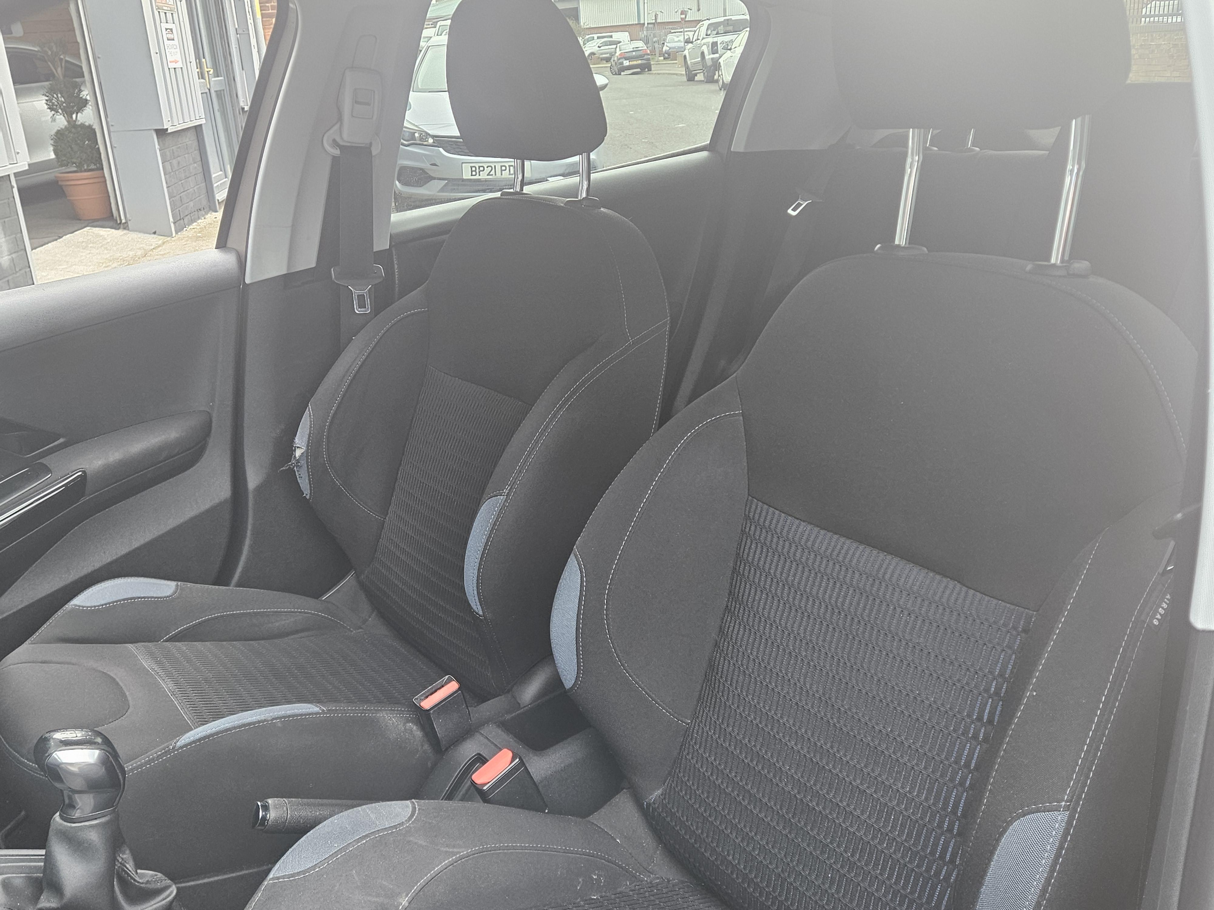 Peugeot 208 - Image 17