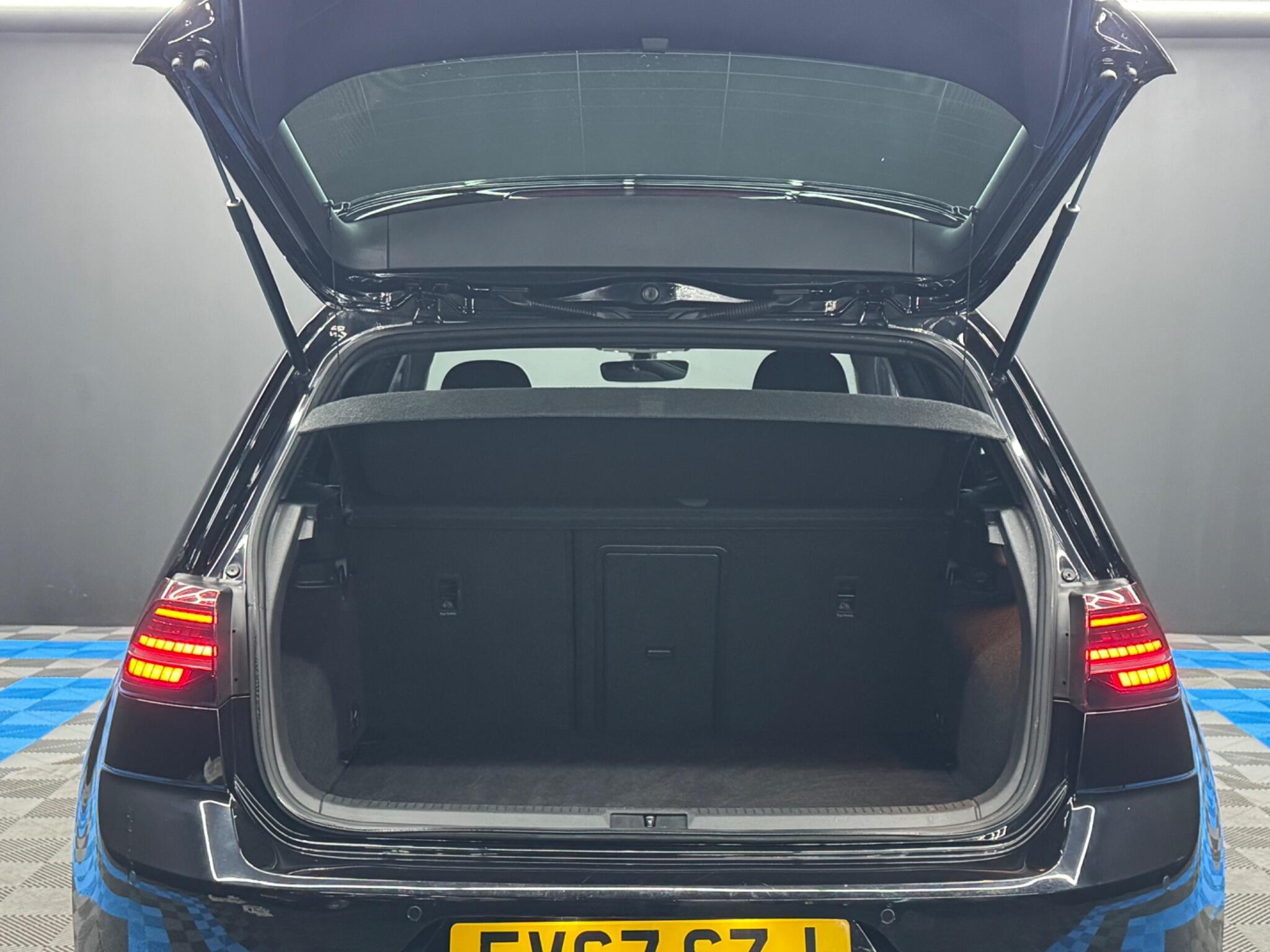 Volkswagen Golf - Image 37