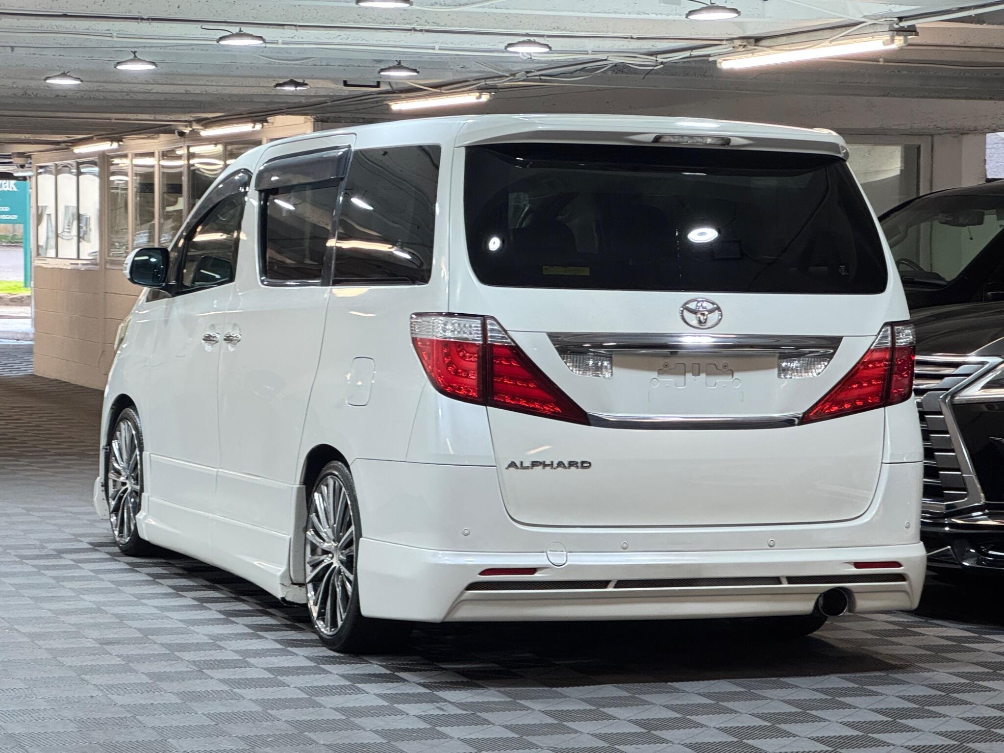 Toyota Alphard - Image 3