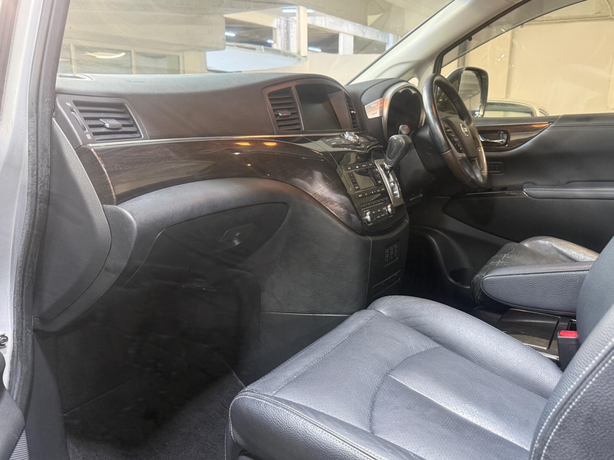Nissan Elgrand - Image 11