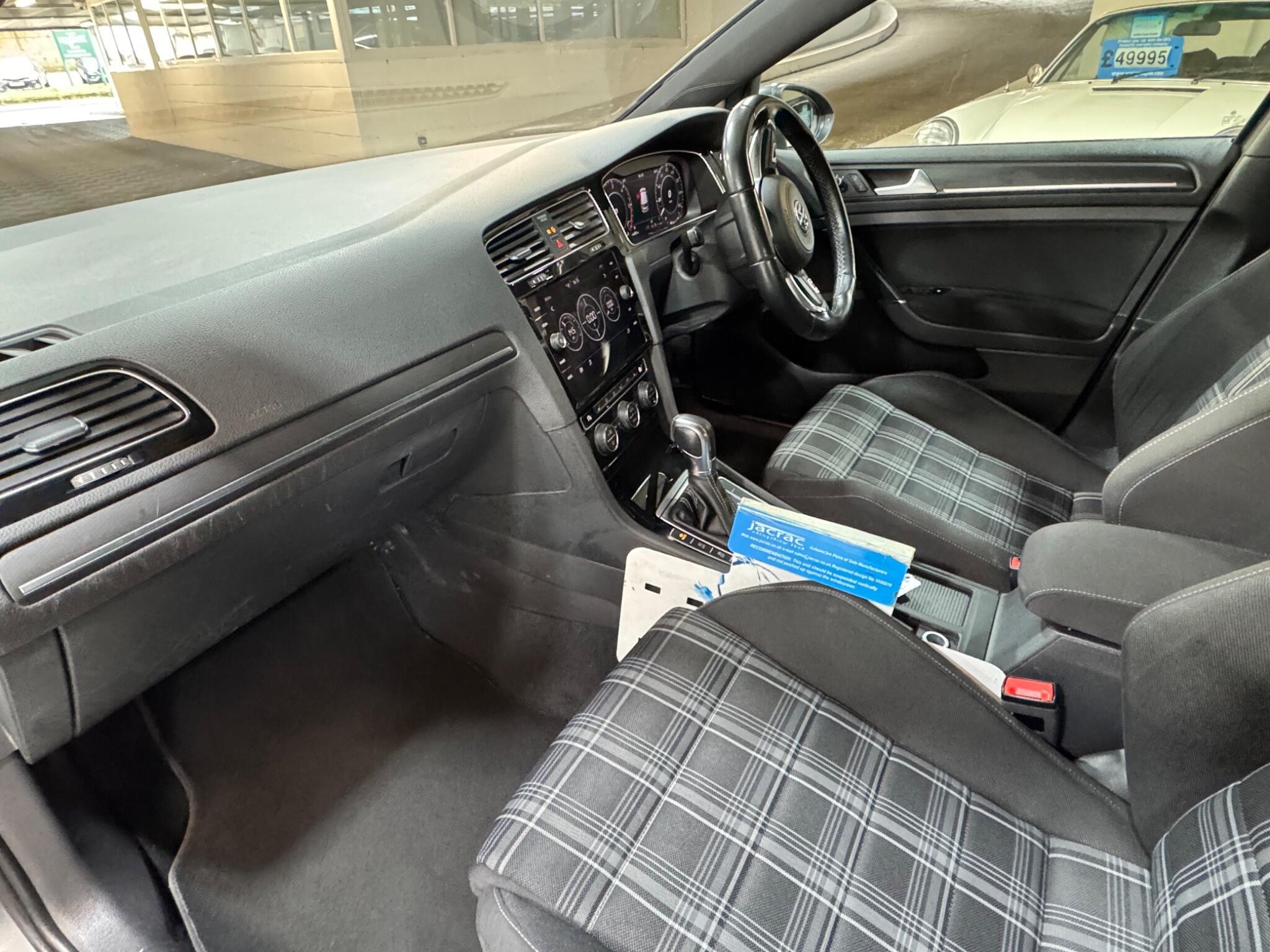 Volkswagen Golf - Image 11