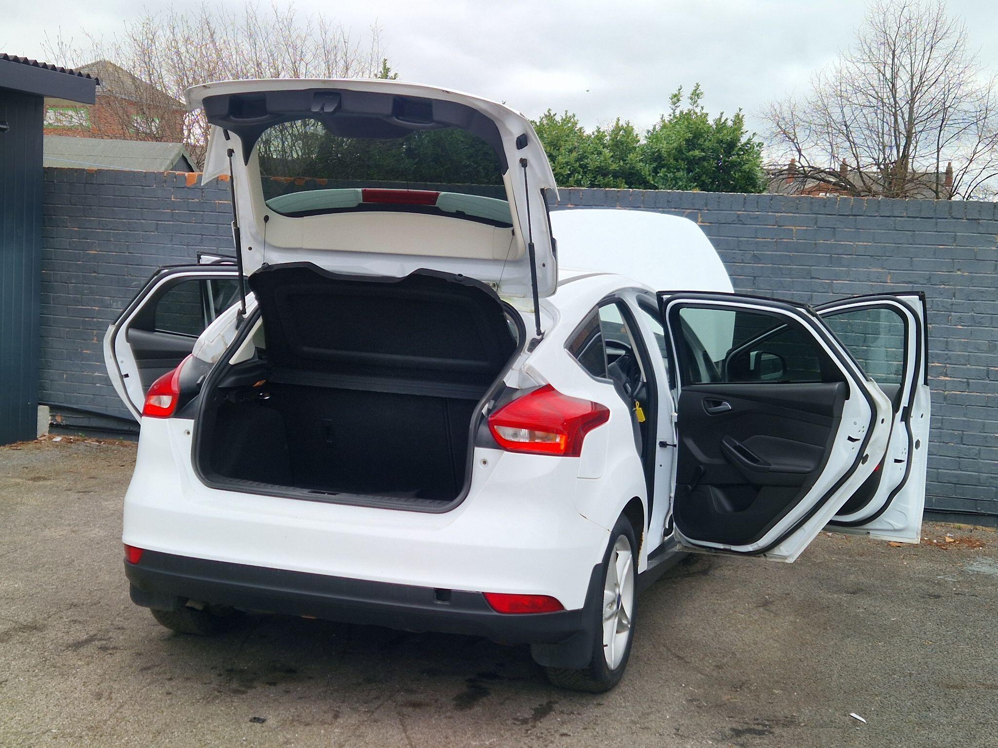 Ford Focus - Image 21