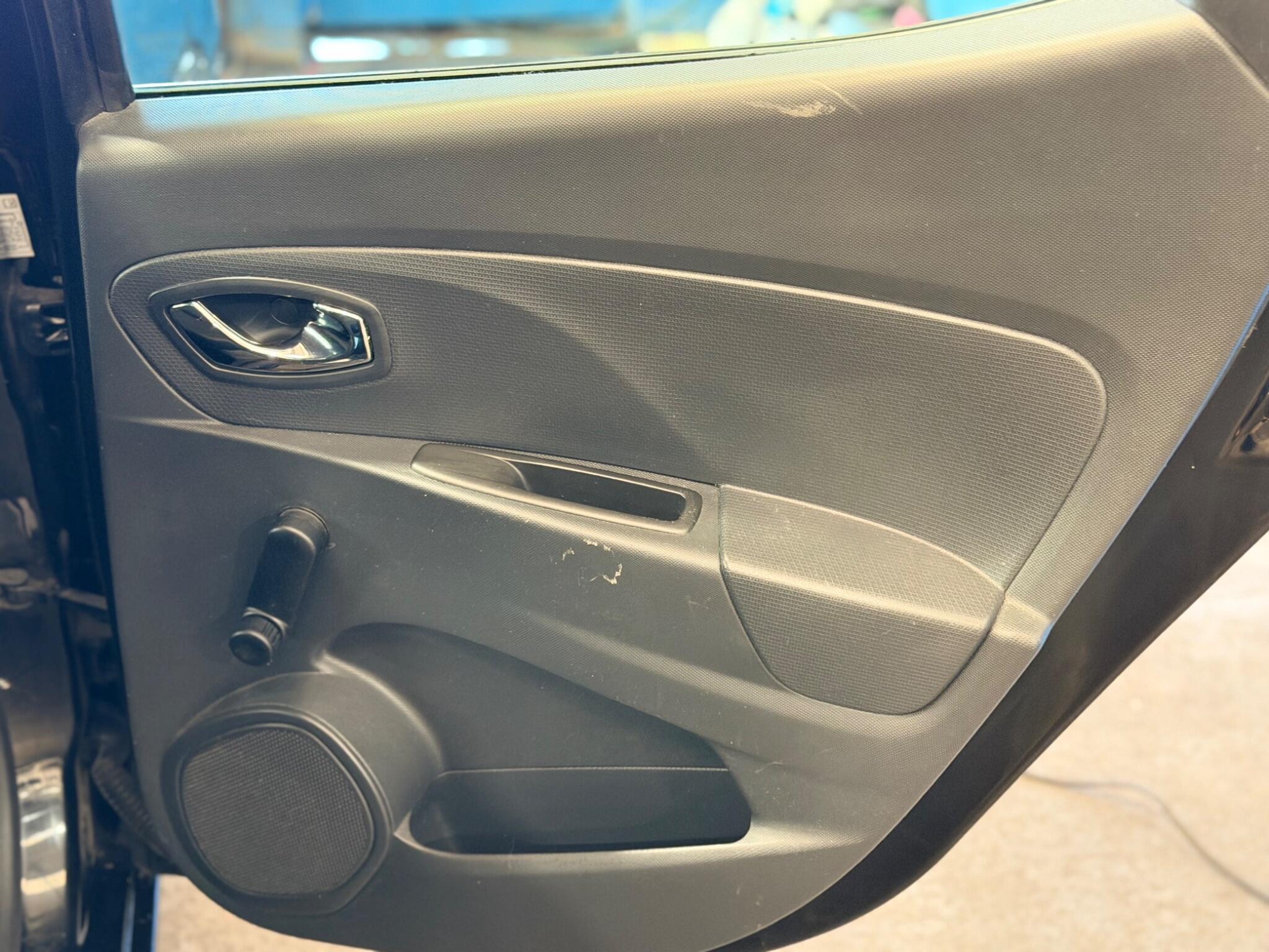 Renault Clio - Image 32