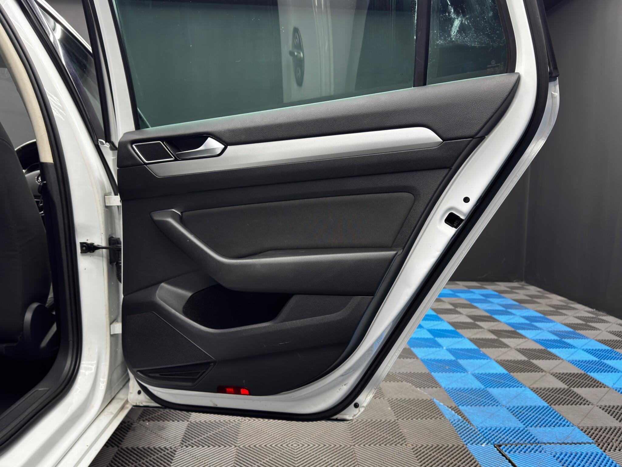 Volkswagen Passat - Image 41