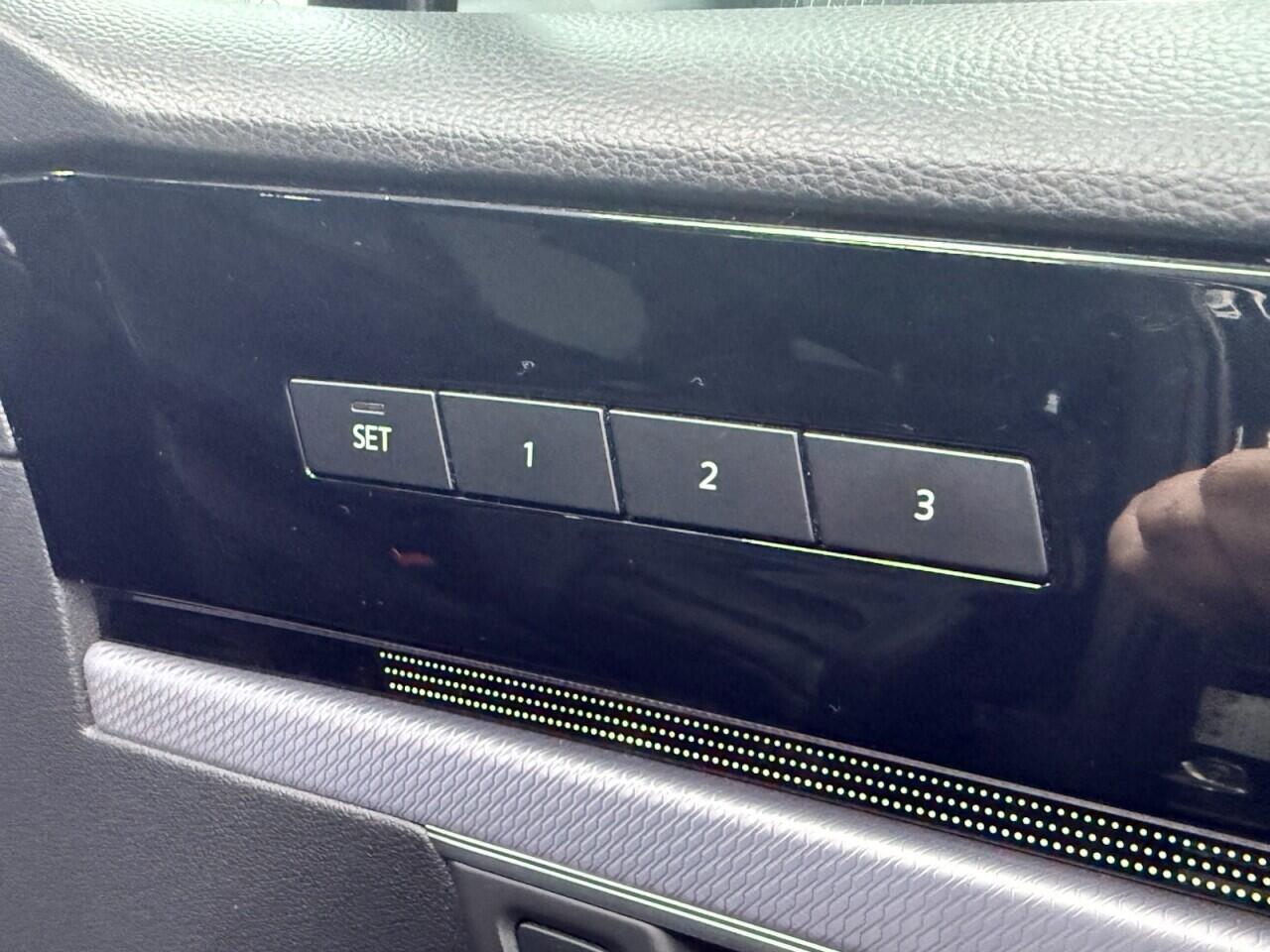 Volkswagen Touareg - Image 19