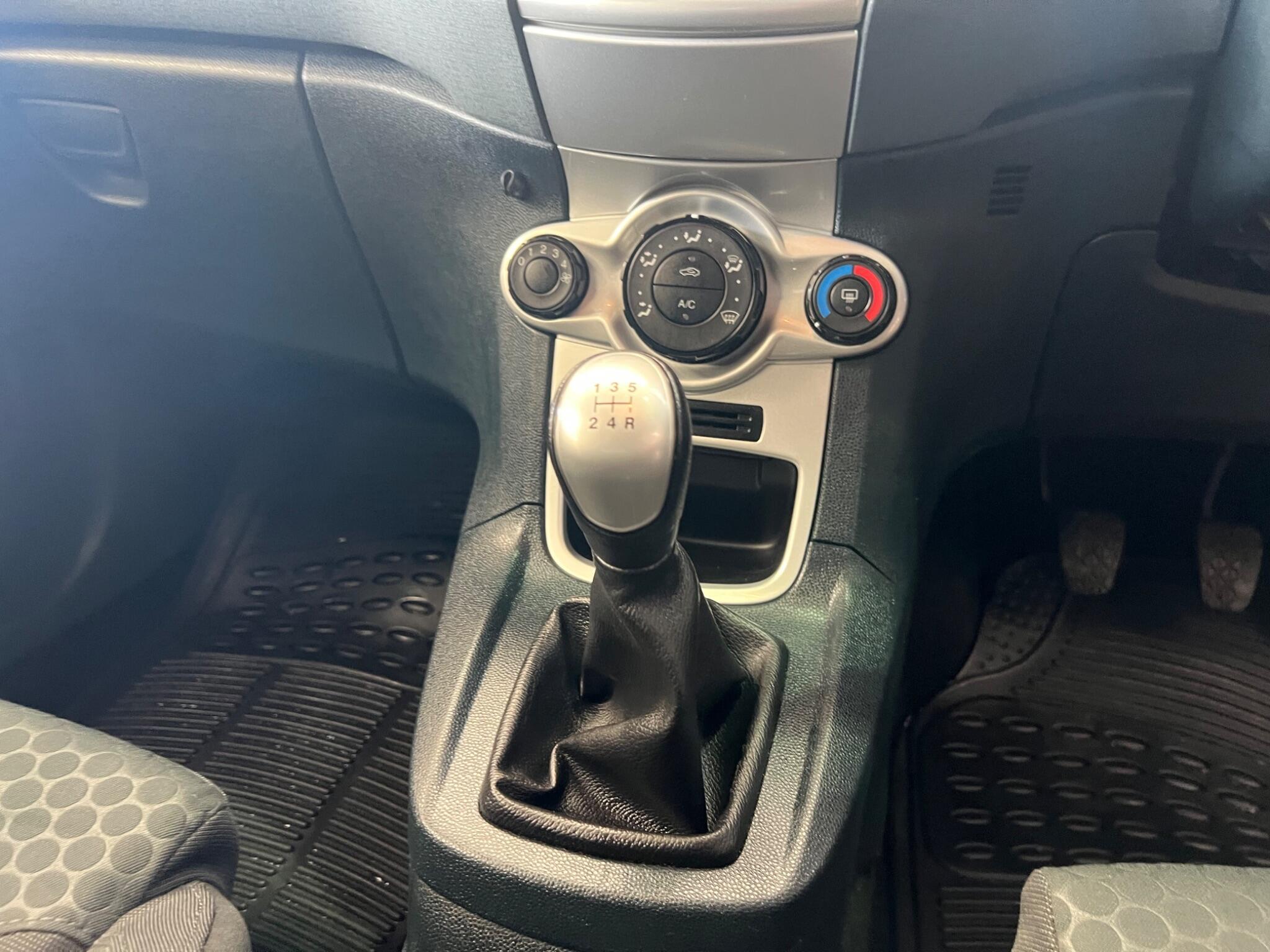 Ford Fiesta - Image 10