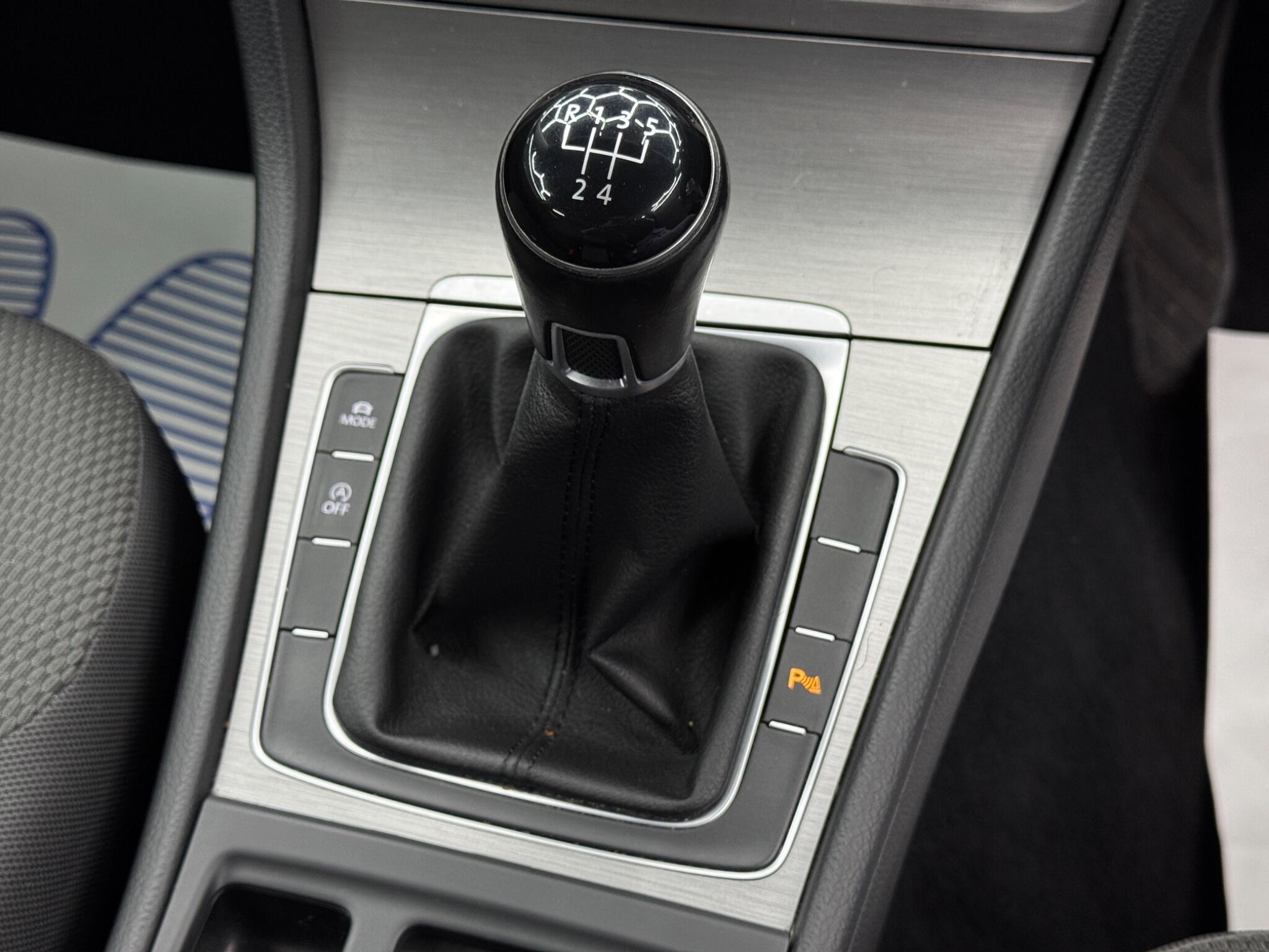 Volkswagen Golf - Image 25