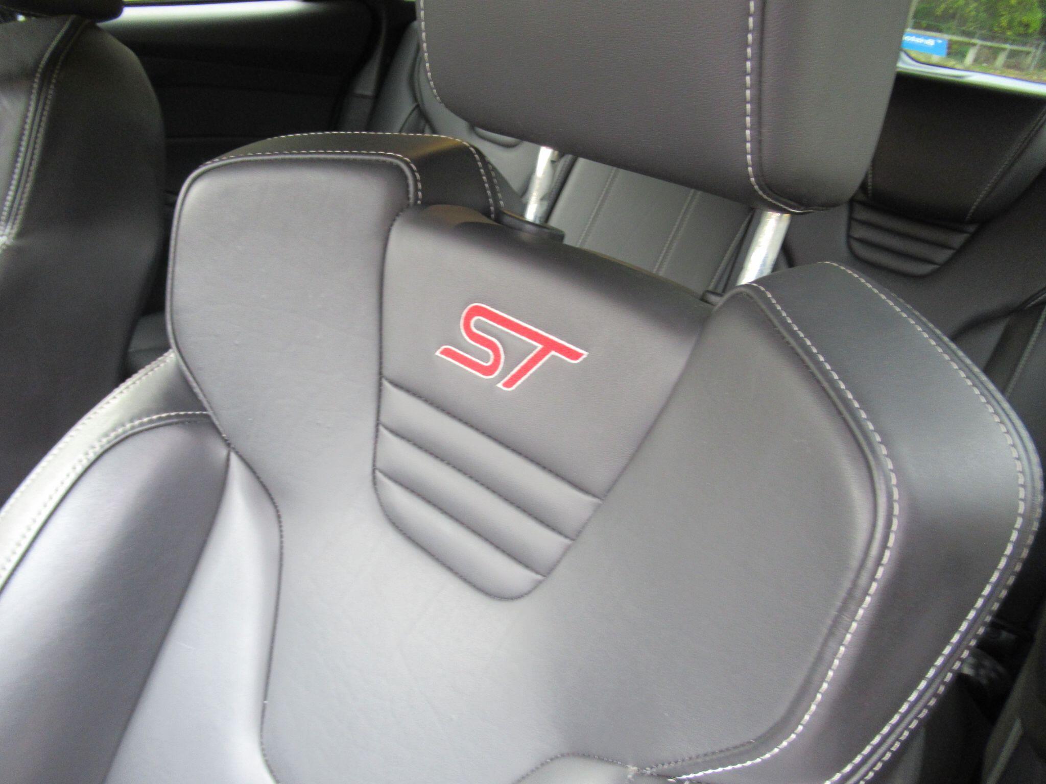Ford Focus - Image 16