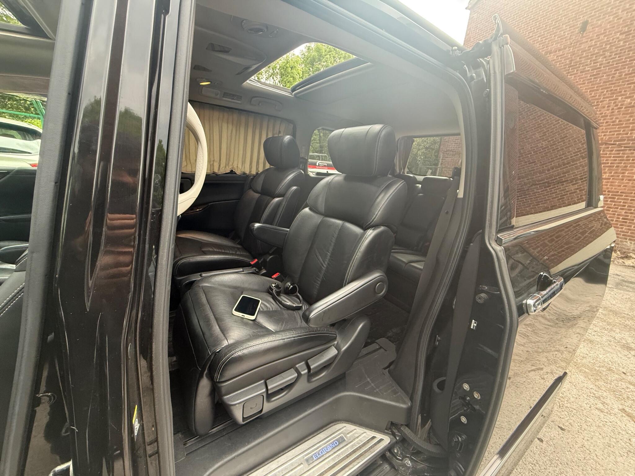 Nissan Elgrand - Image 33