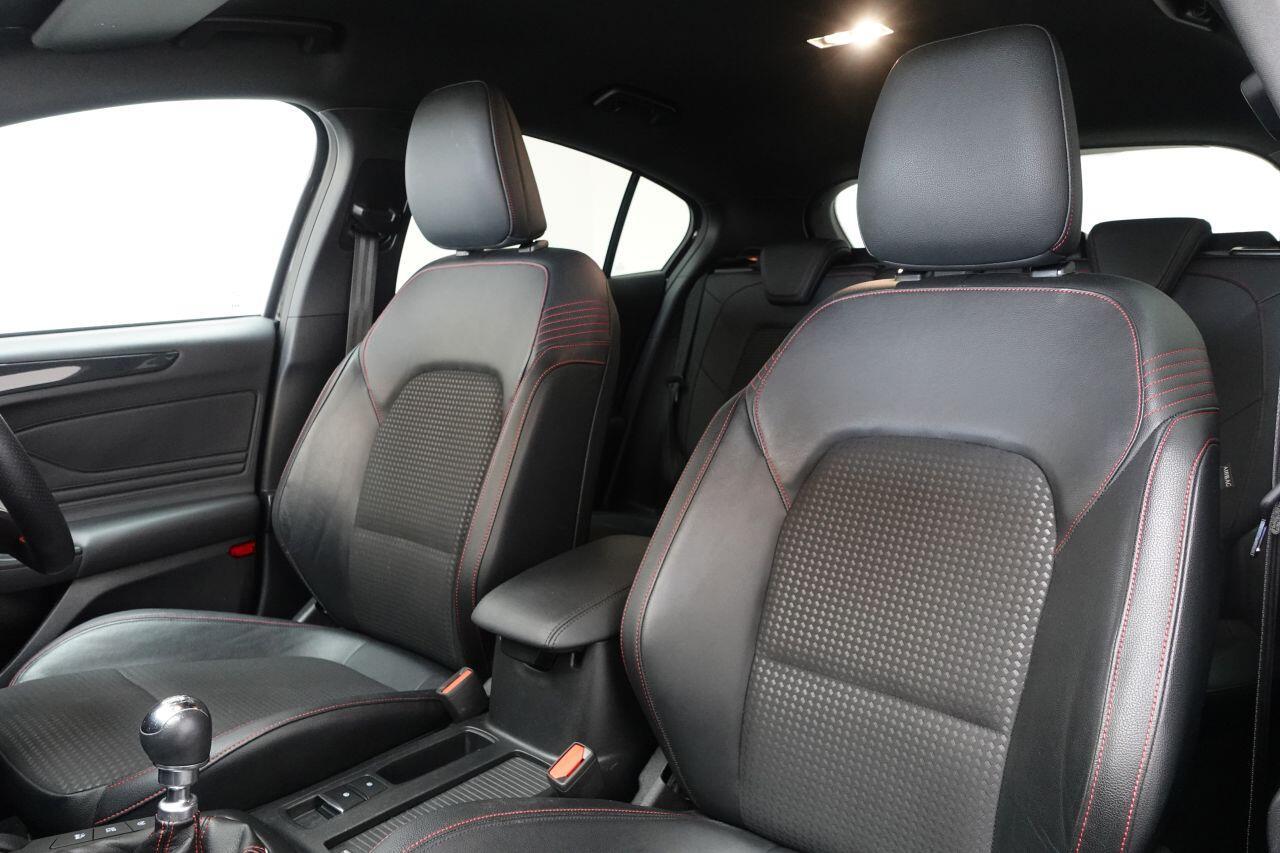 Ford Focus - Image 12
