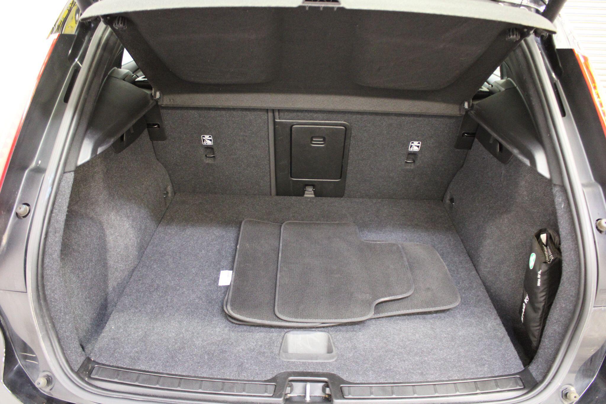 Volvo XC40 - Image 17