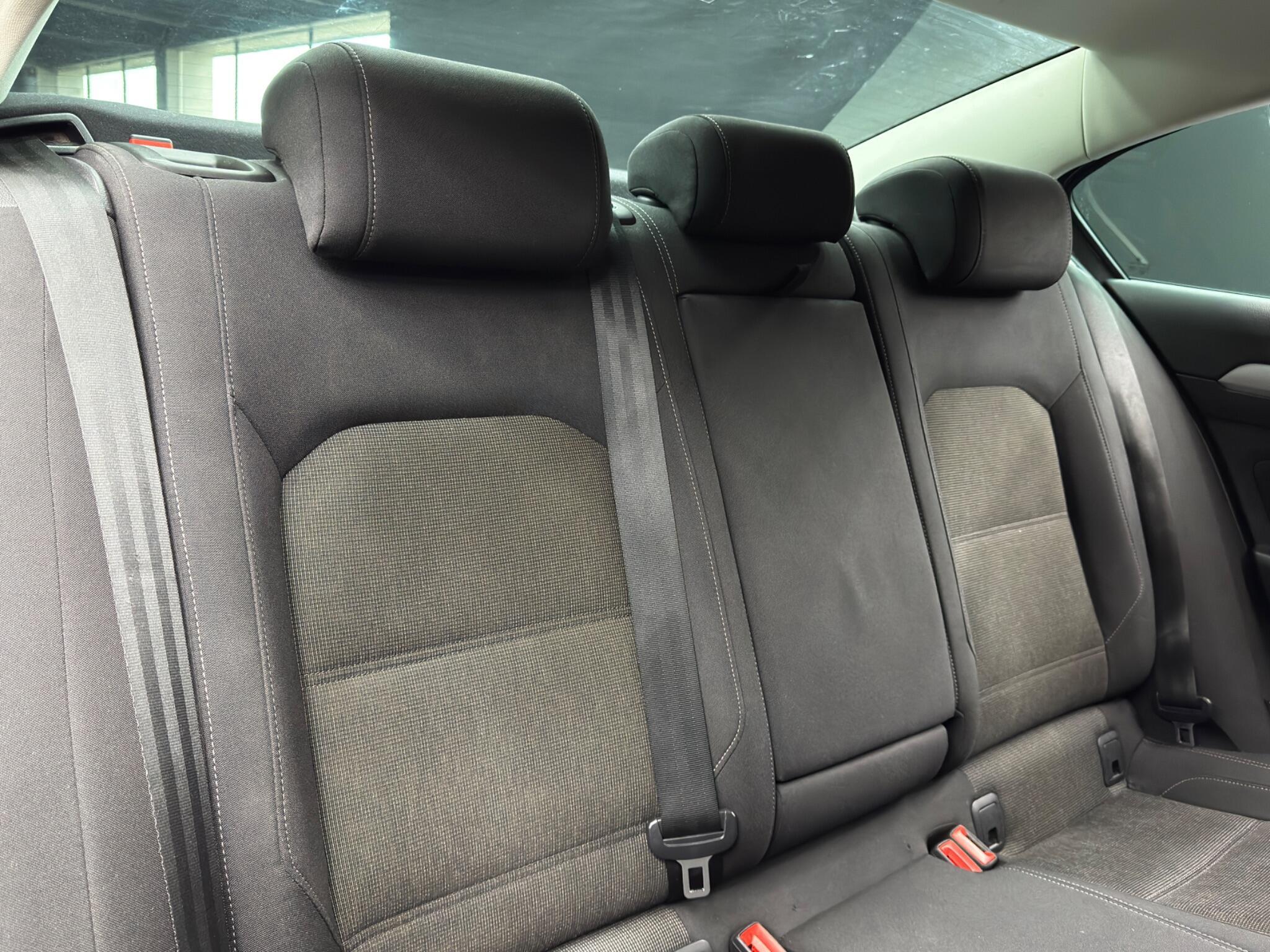 Volkswagen Passat - Image 15