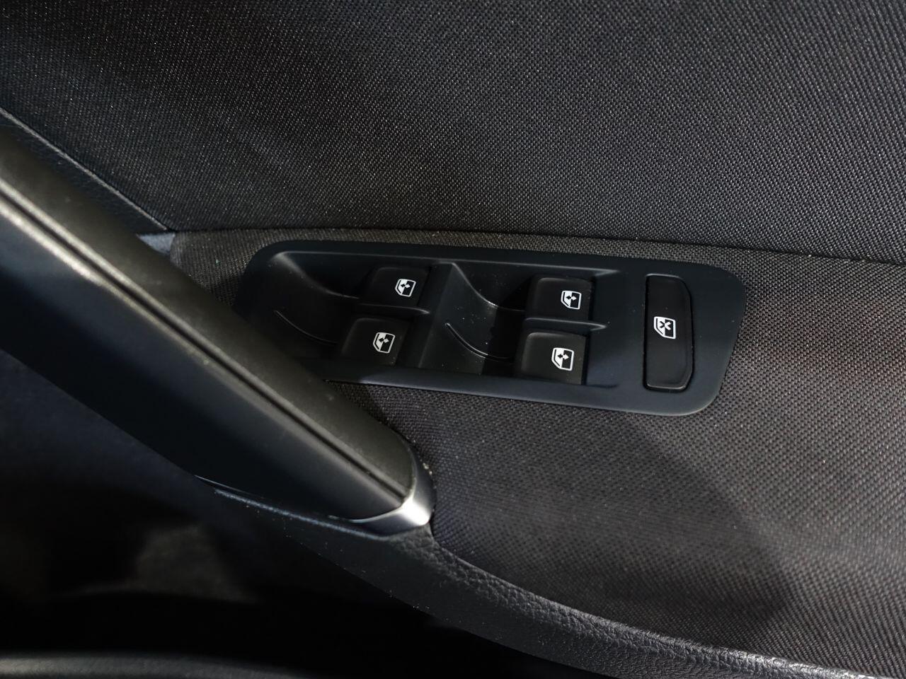 Volkswagen Golf - Image 27