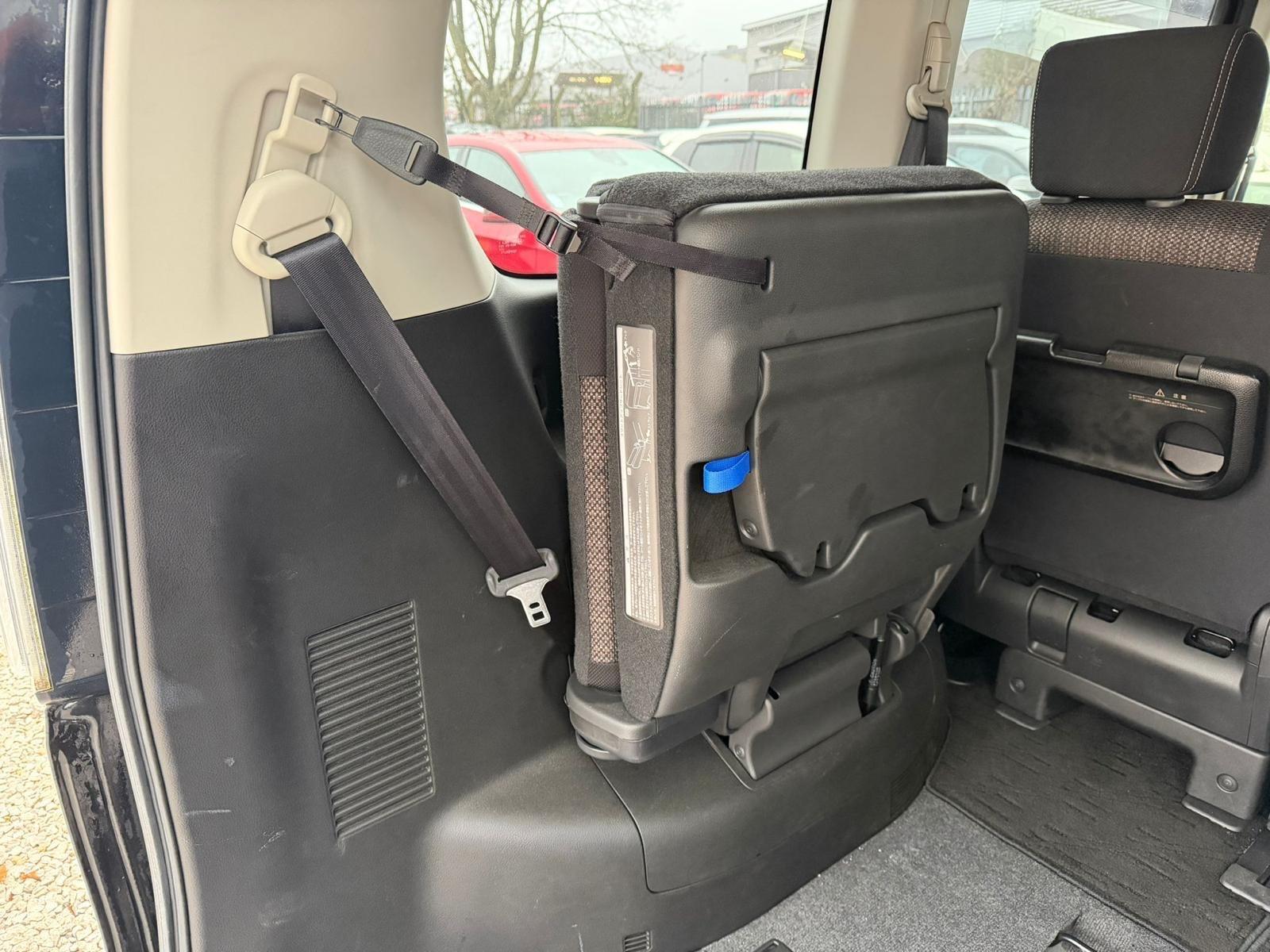 Nissan Serena - Image 17