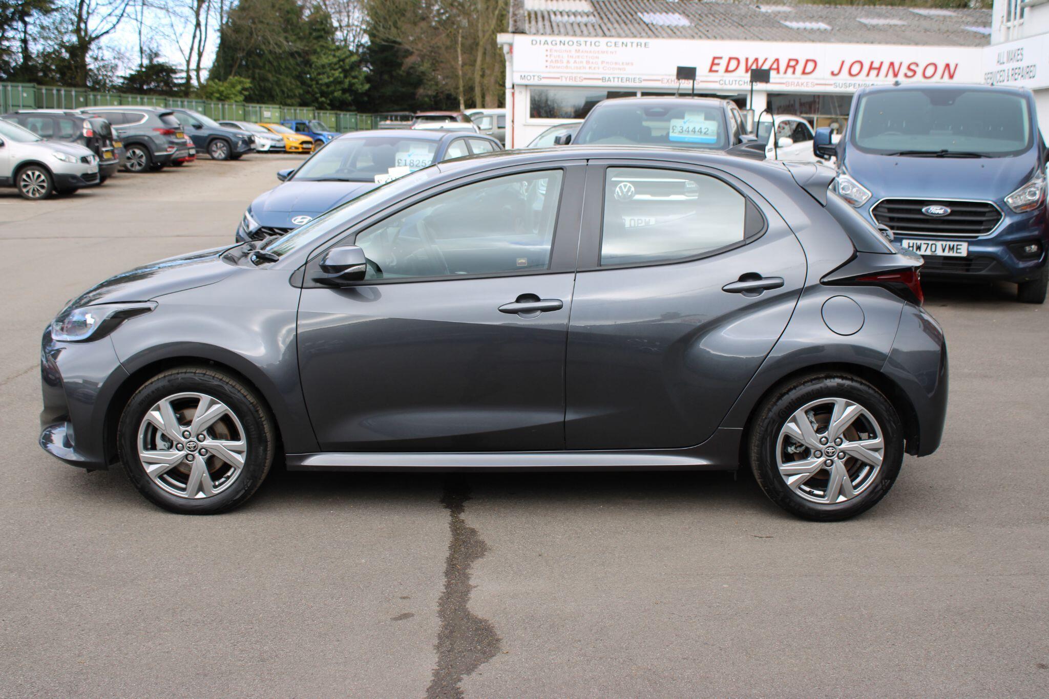 Toyota Yaris - Image 18