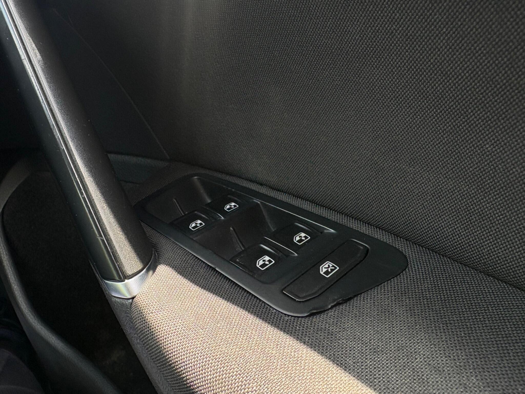 Volkswagen Golf - Image 43