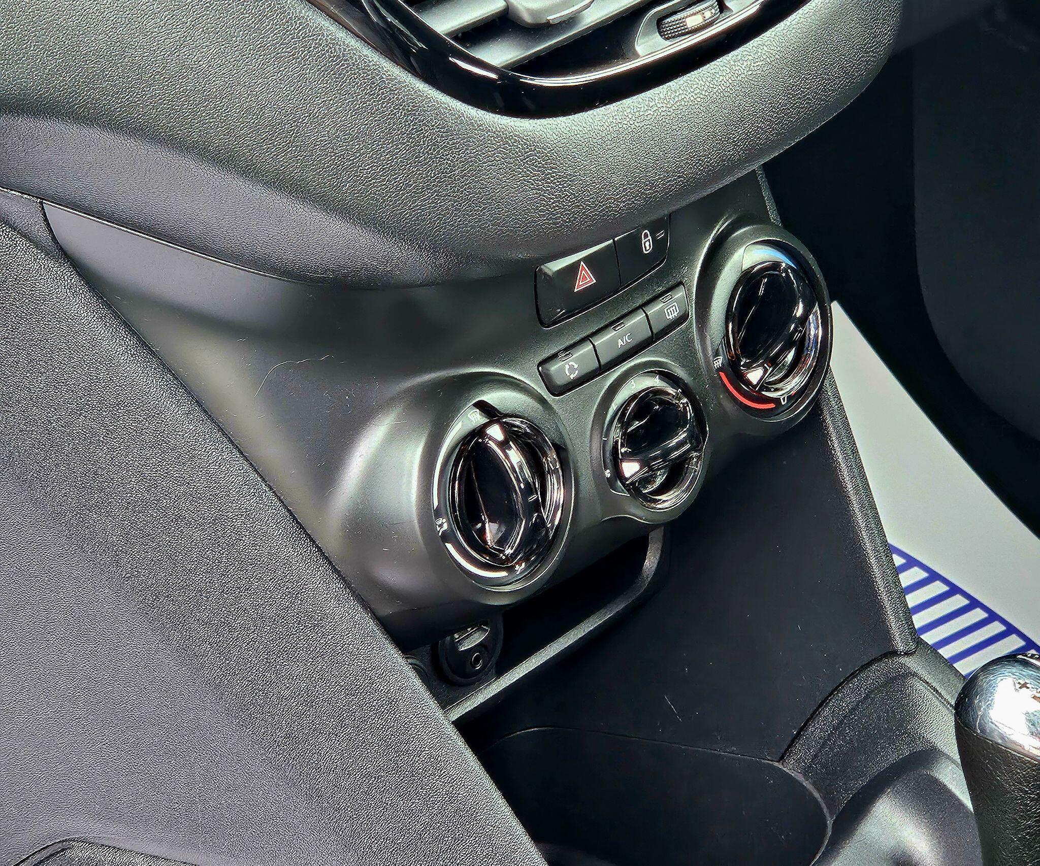 Peugeot 208 - Image 40