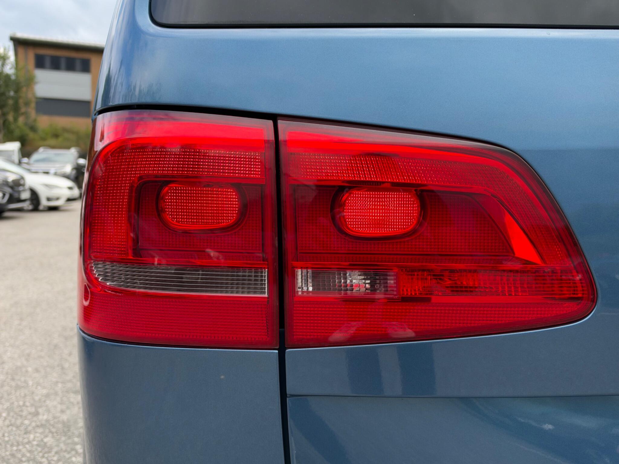 Volkswagen Touran - Image 11