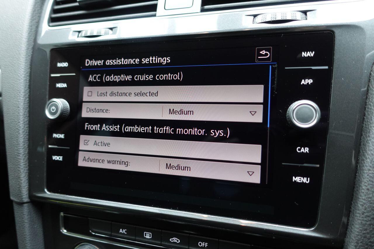 Volkswagen Golf - Image 33