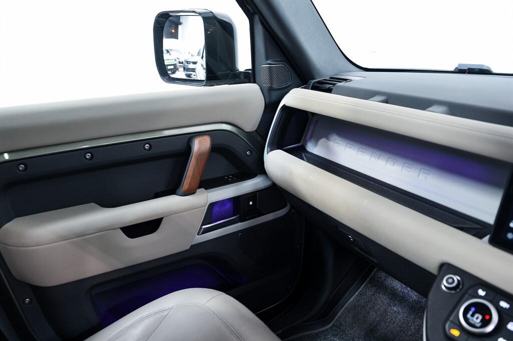 Land Rover Defender 110 - Image 17