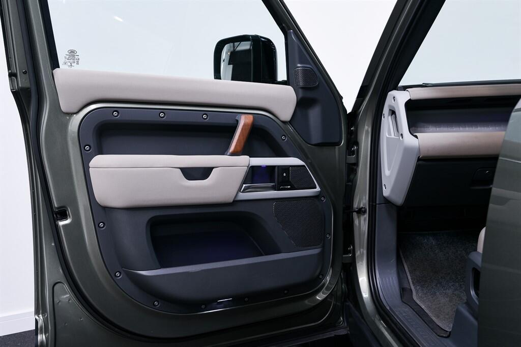 Land Rover Defender 110 - Image 13