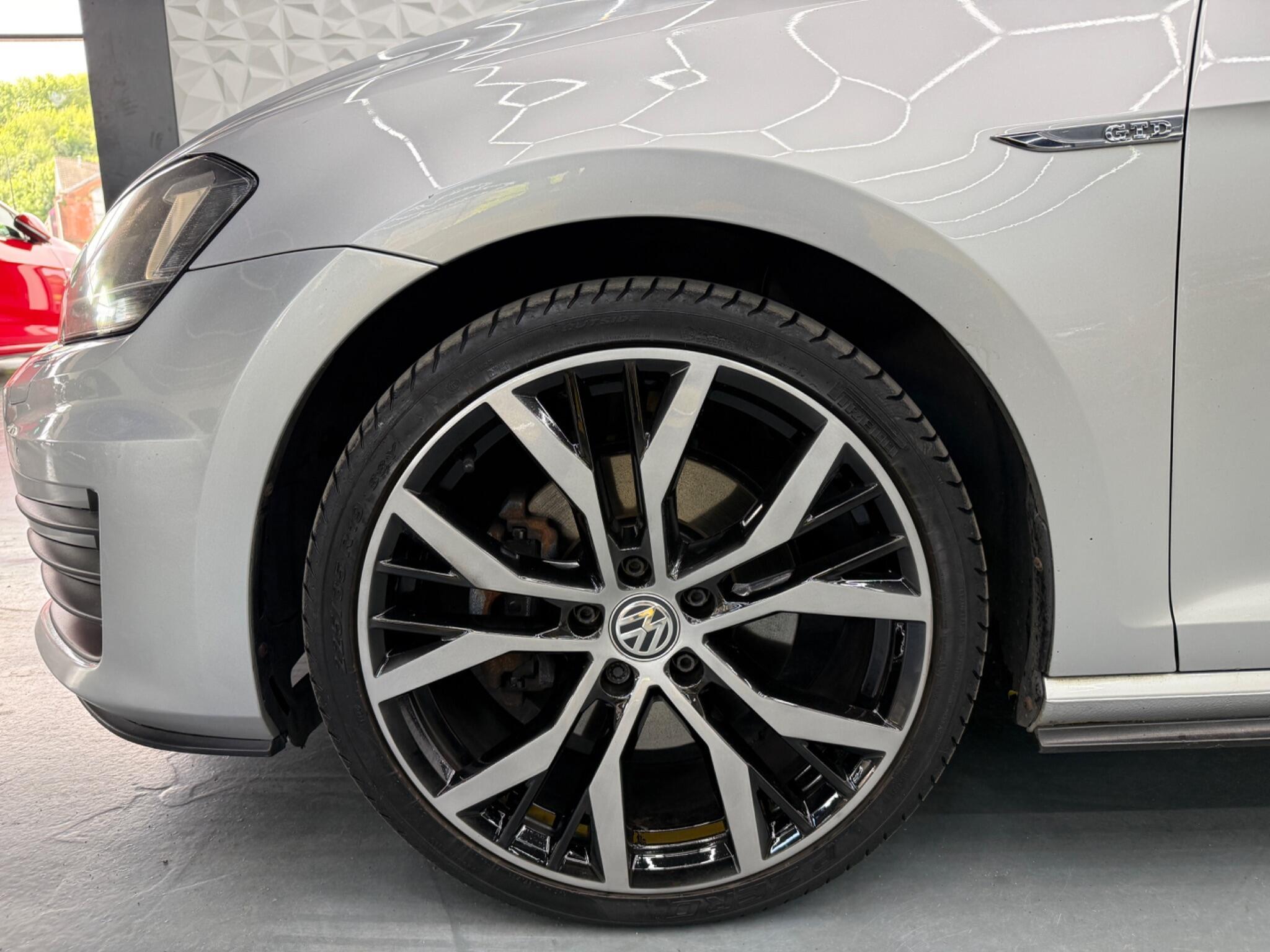 Volkswagen Golf - Image 9
