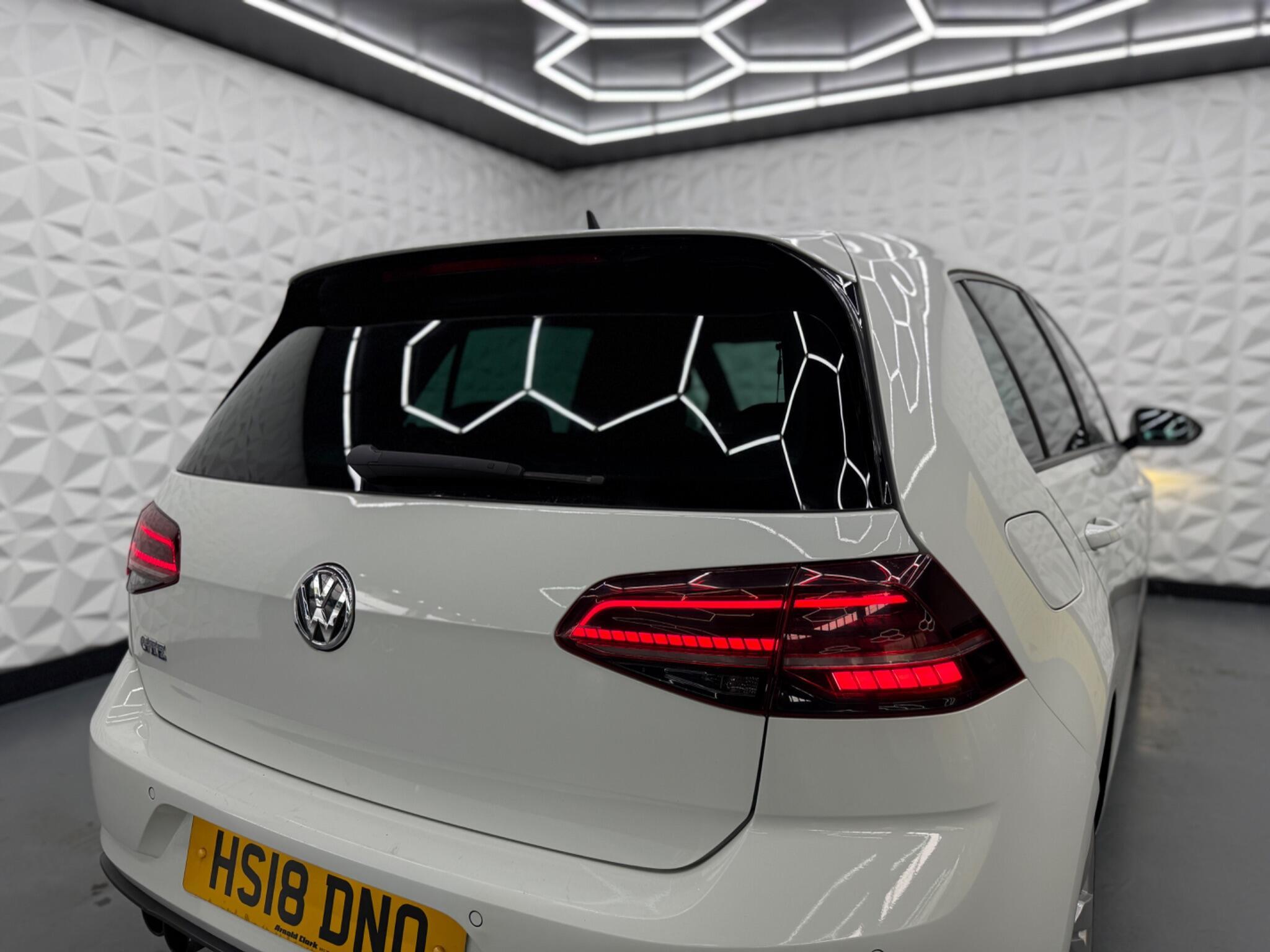 Volkswagen Golf - Image 18