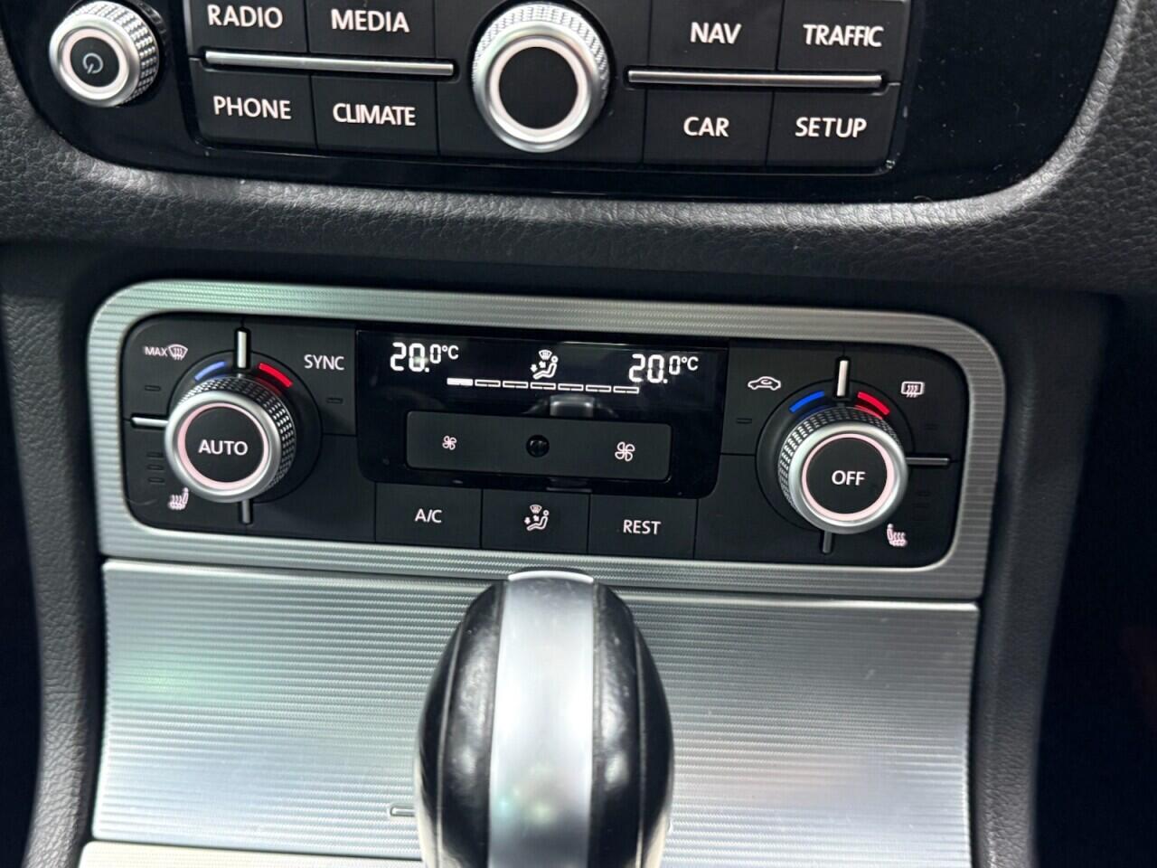 Volkswagen Touareg - Image 24