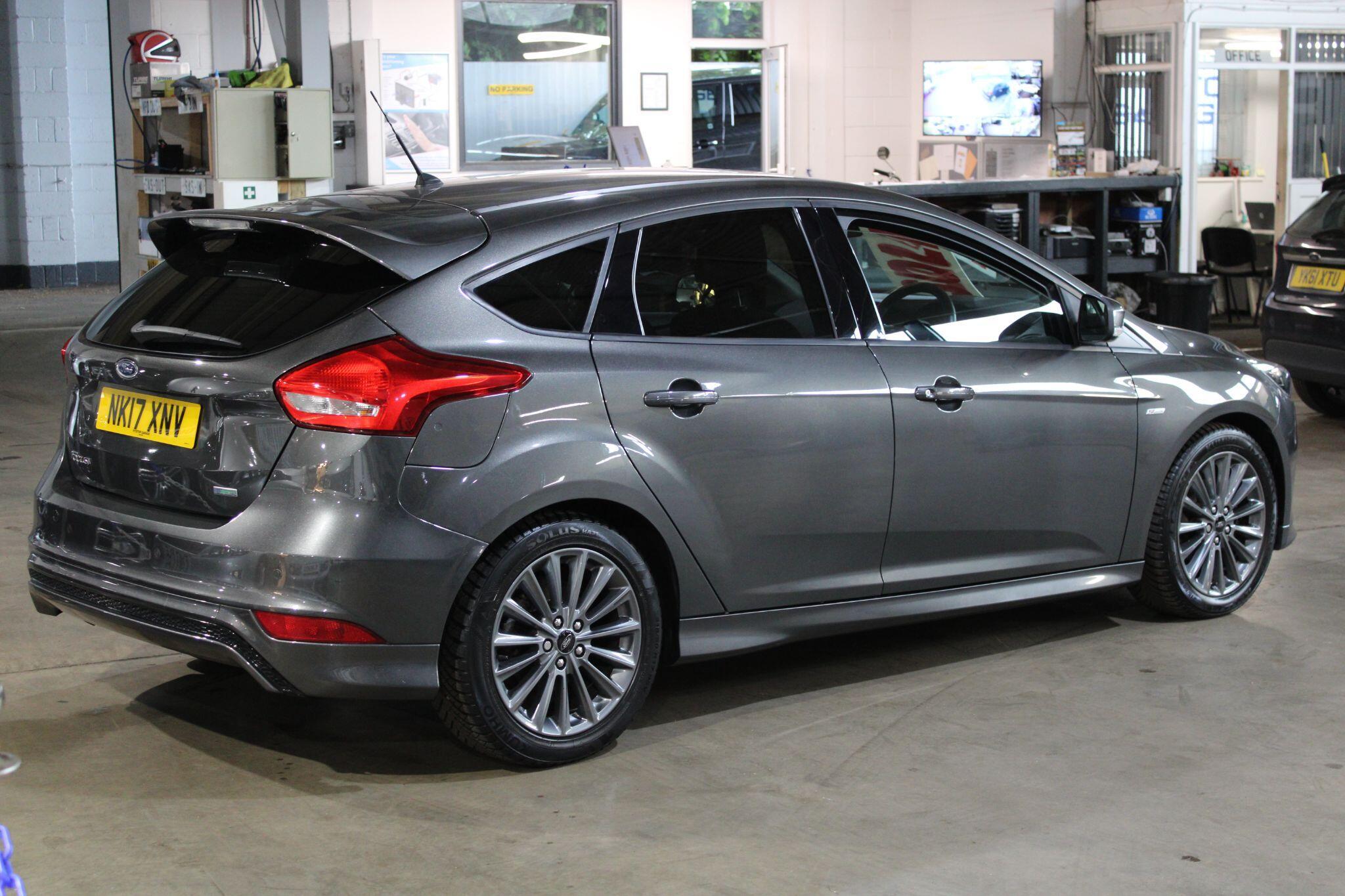 Ford Focus - Image 12