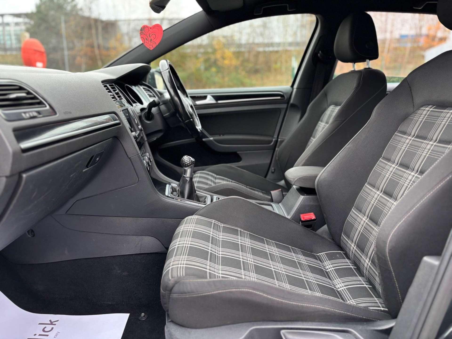 Volkswagen Golf - Image 34