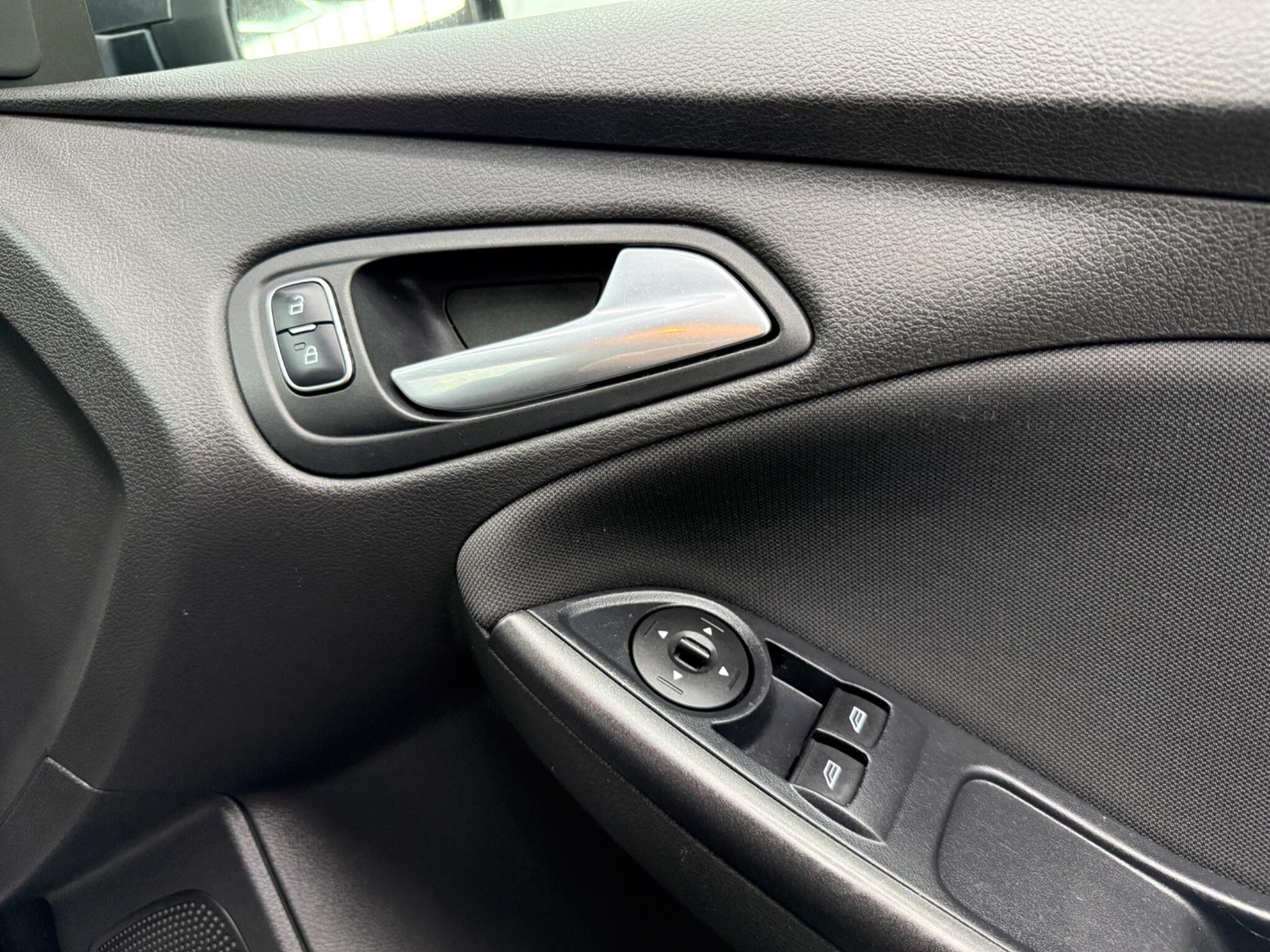 Ford Focus - Image 36