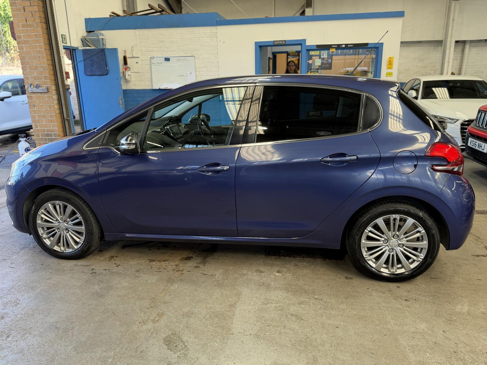 Peugeot 208 - Image 4