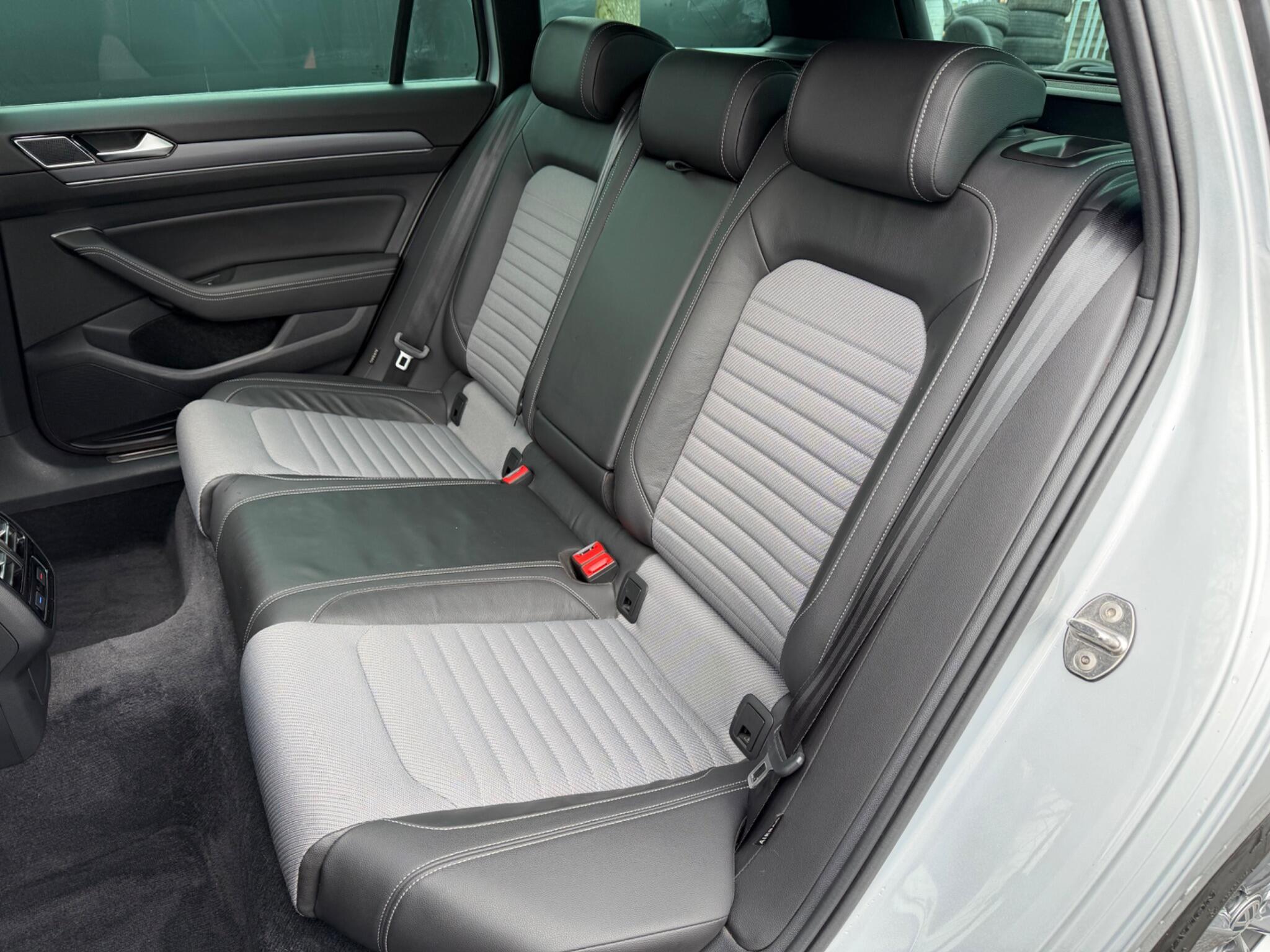 Volkswagen Passat - Image 18