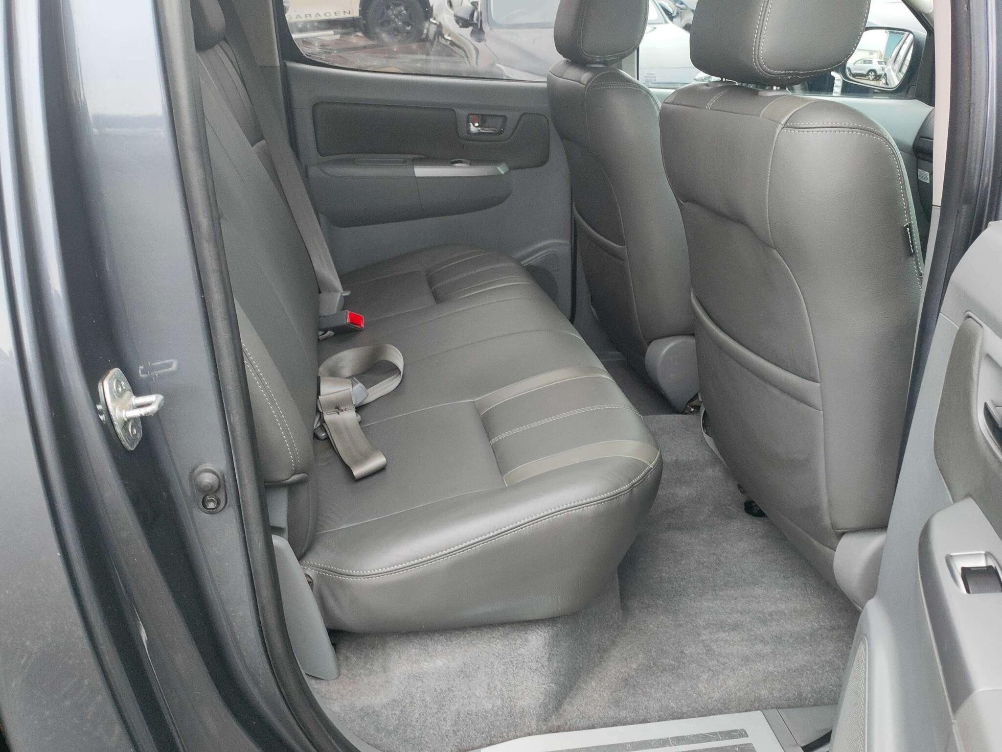 Toyota Hilux - Image 11