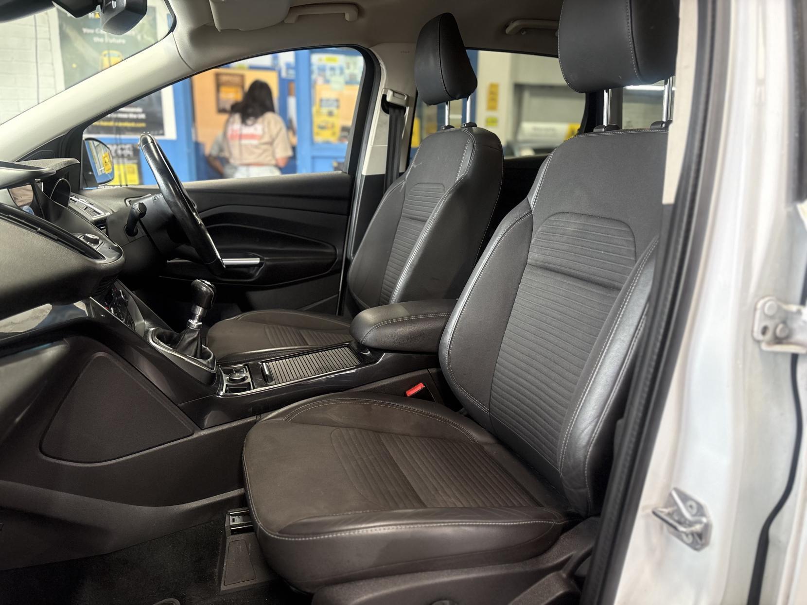 Ford Kuga - Image 19