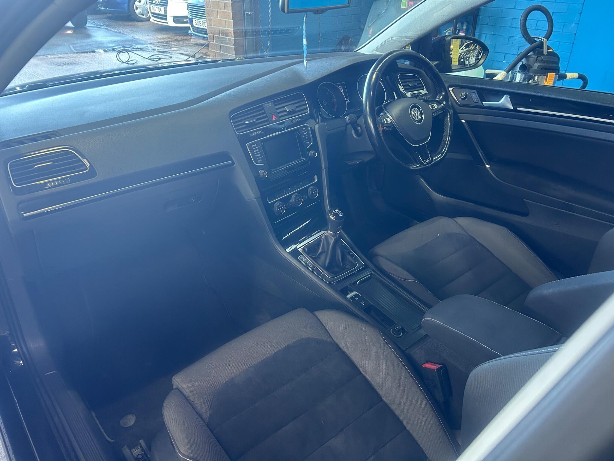 Volkswagen Golf - Image 22