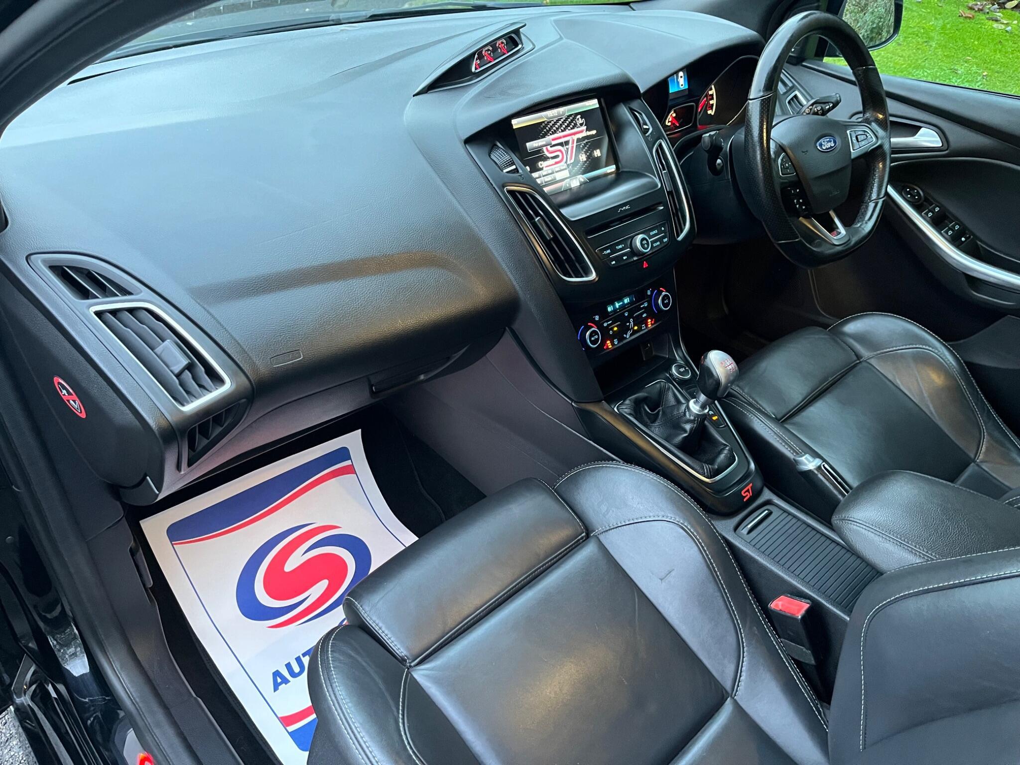 Ford Focus - Image 12