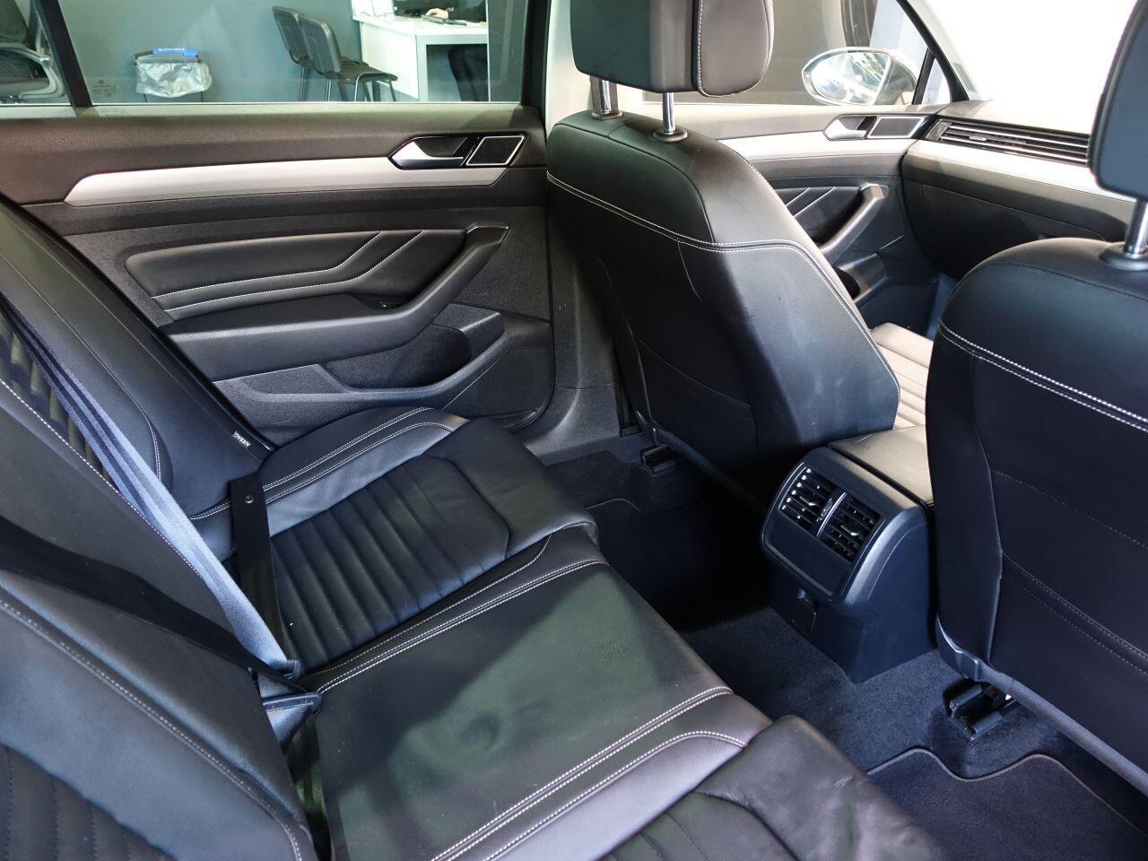 Volkswagen Passat - Image 16
