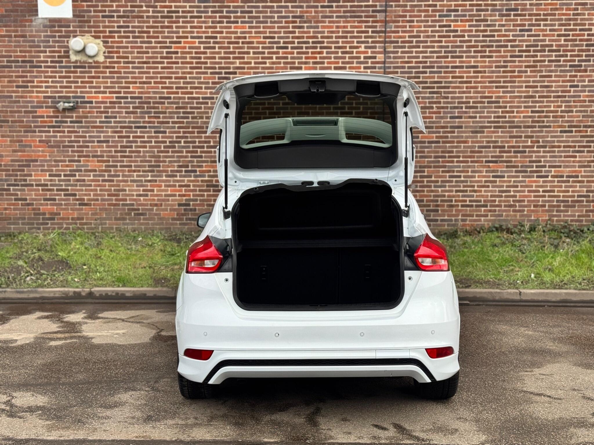 Ford Focus - Image 22