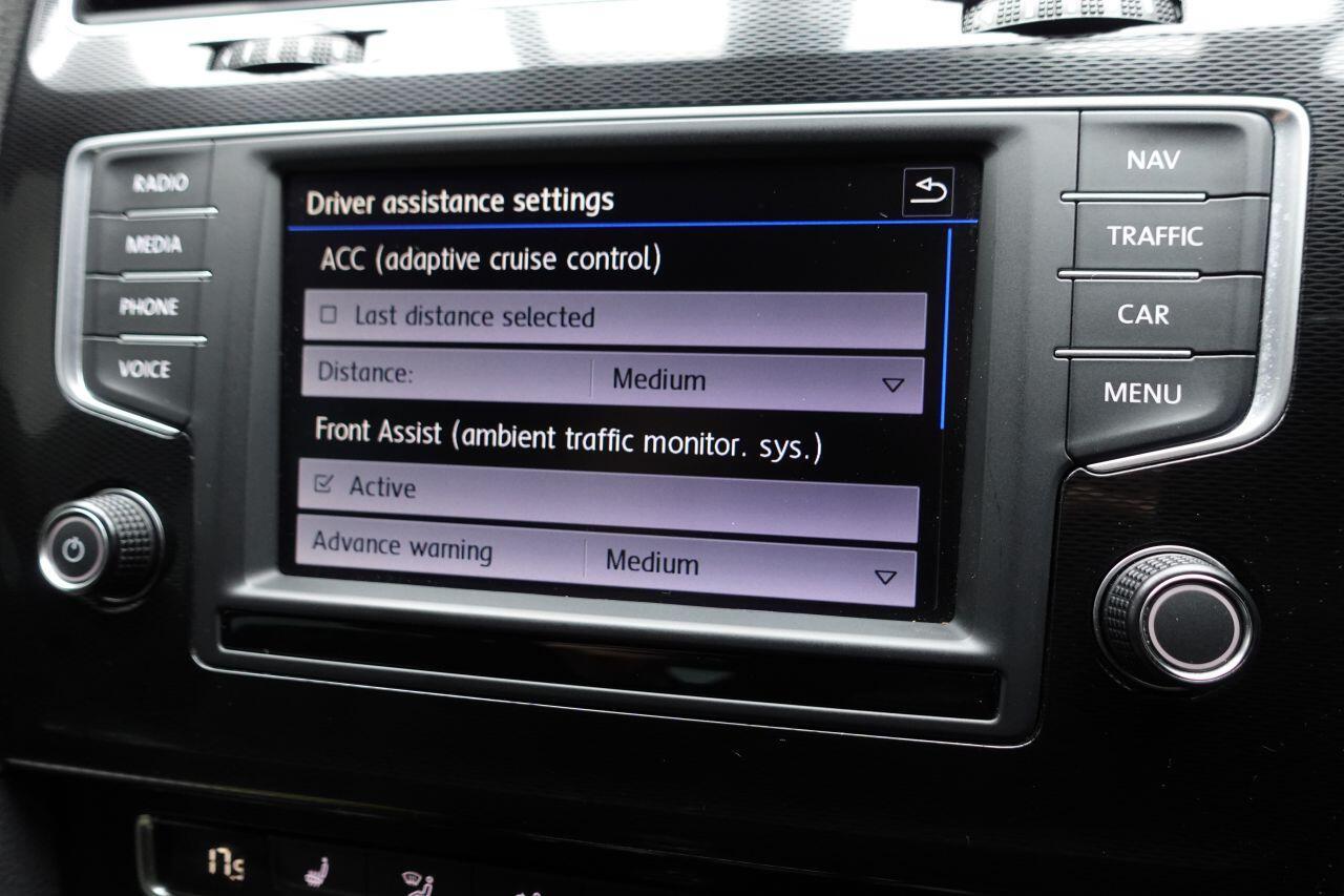 Volkswagen Golf - Image 30